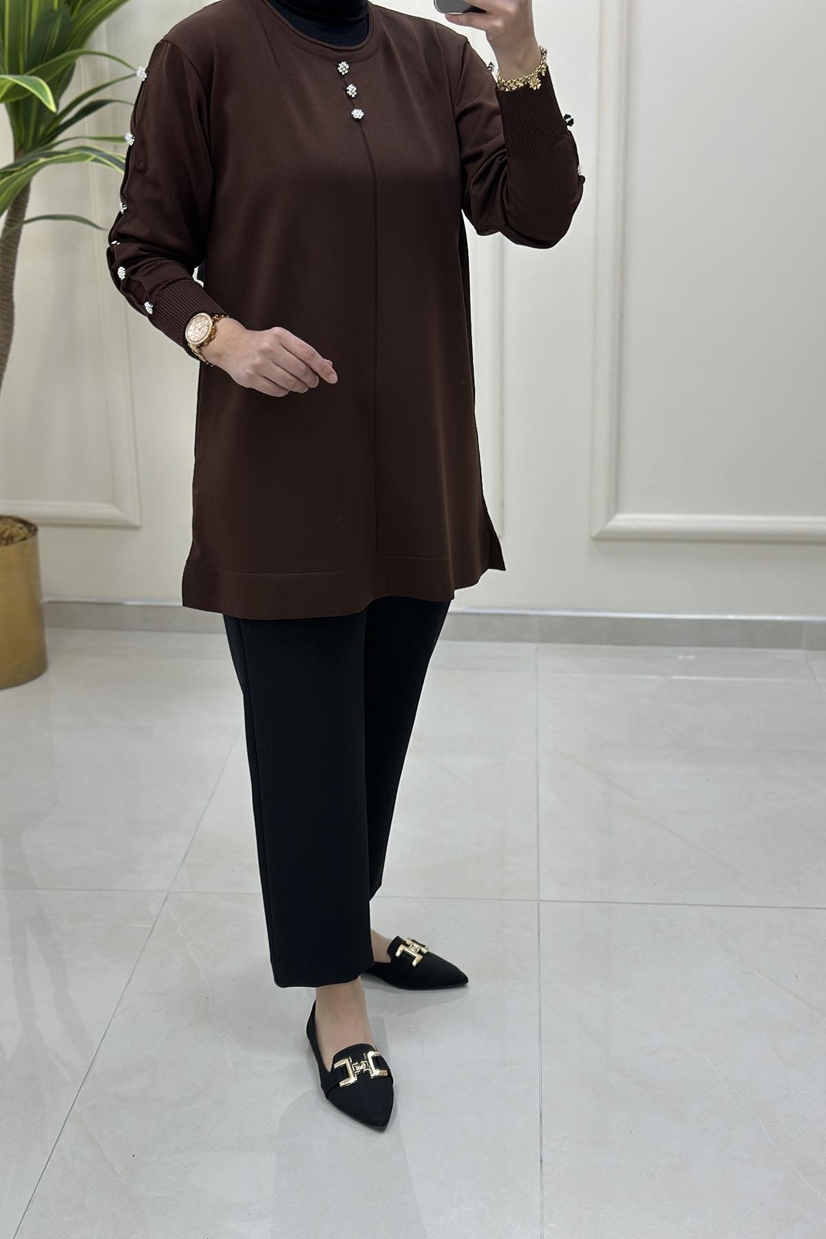 Tesettür Tunik ModelleriDüşük Omuz Önü ve Kolları Taş Düğme Detaylı Kadın Triko Tunik Kahverengi MLH 5015