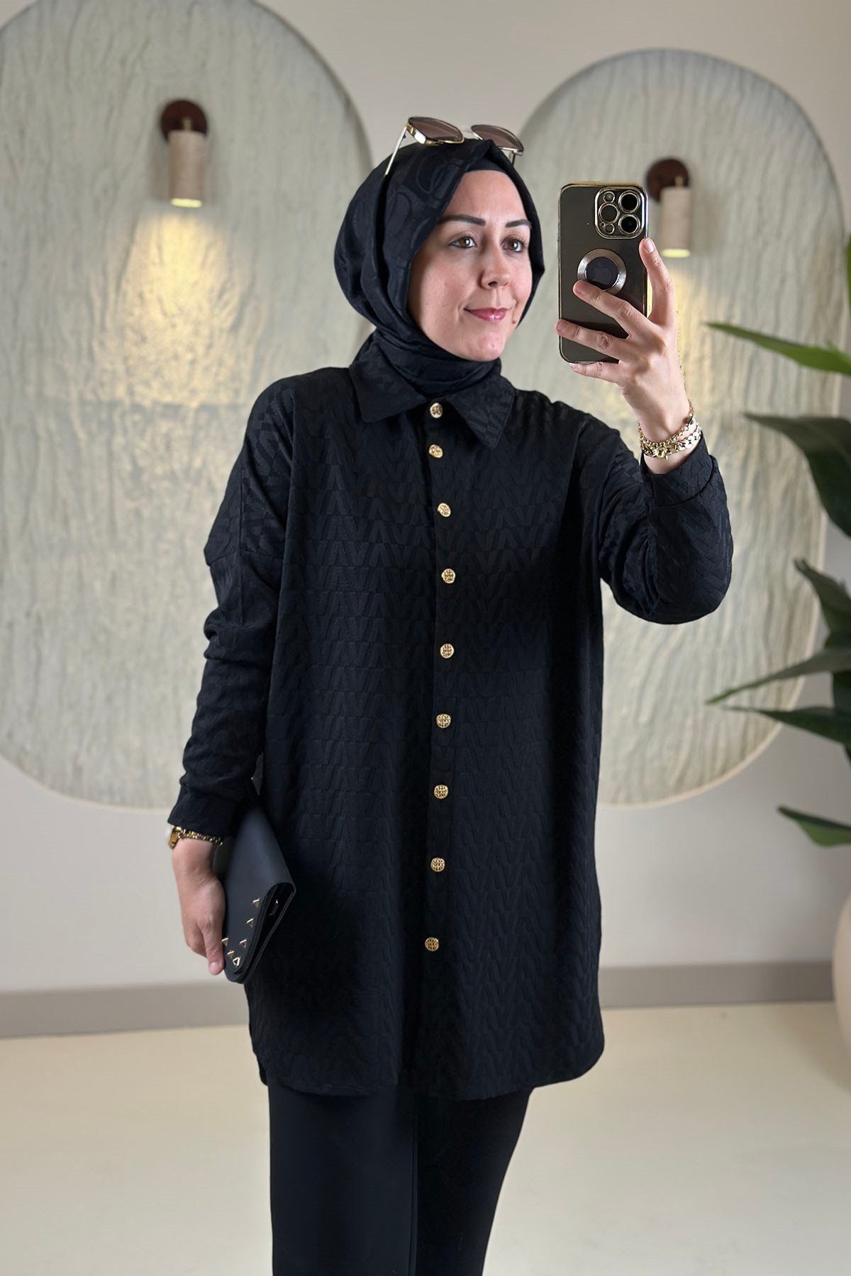 Tesettür Tunik ModelleriDüşük Omuz Önü Düğmeli Kendinden Desenli Kadın Örme Tunik Siyah KADO 257612