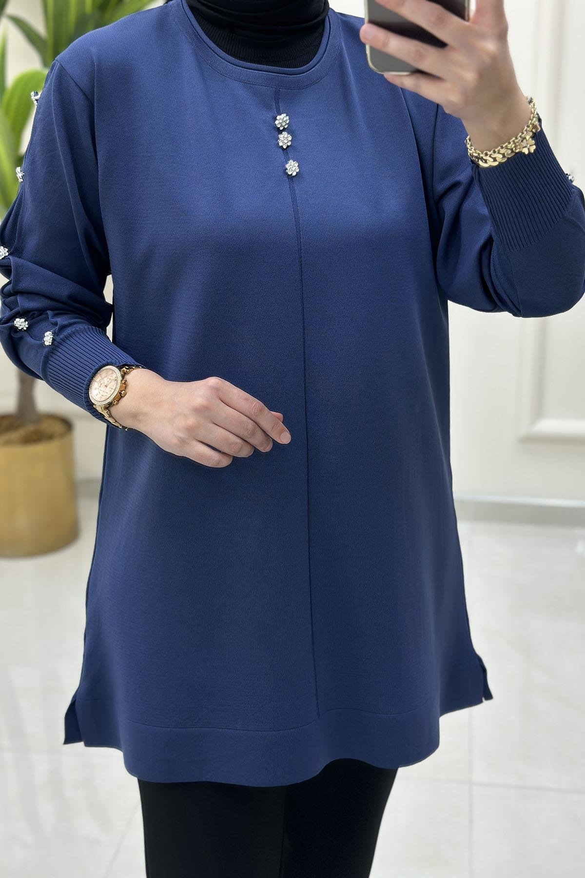 Tesettür Tunik ModelleriDüşük Omuz Önü ve Kolları Taş Düğme Detaylı Kadın Triko Tunik İndigo MLH 5015