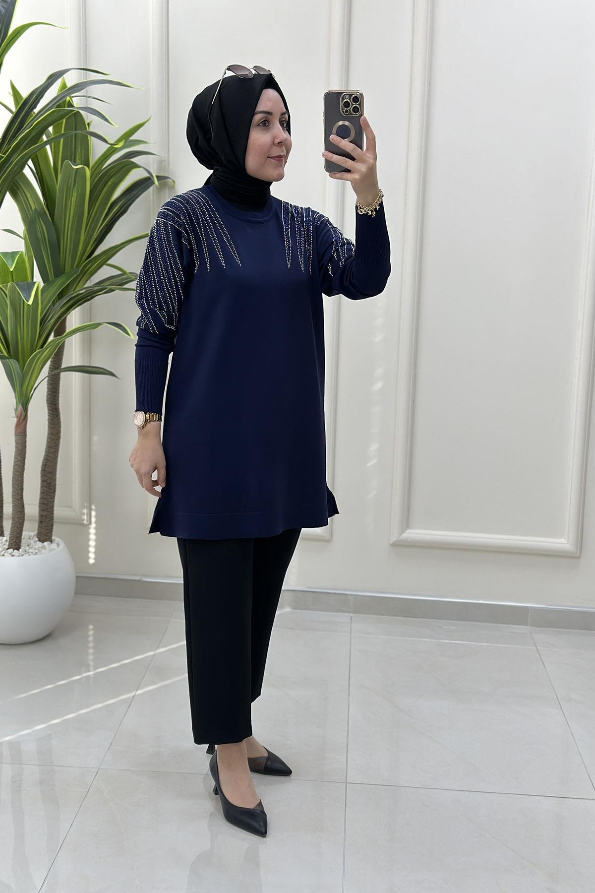 Tesettür Tunik ModelleriDüşük Omuz Taş Detaylı Merserize Kadın Tunik Lacivert MLH 5034