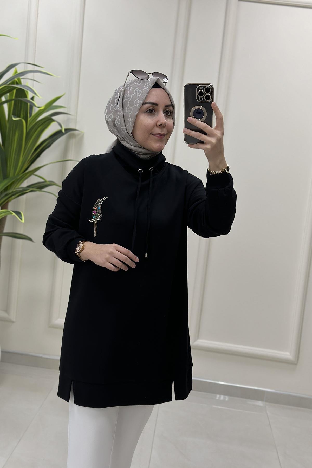 Tesettür Tunik ModelleriDüşük Omuz Taşlı Kuş Baskılı Kadın Oysho Tunik Siyah MSE 3267