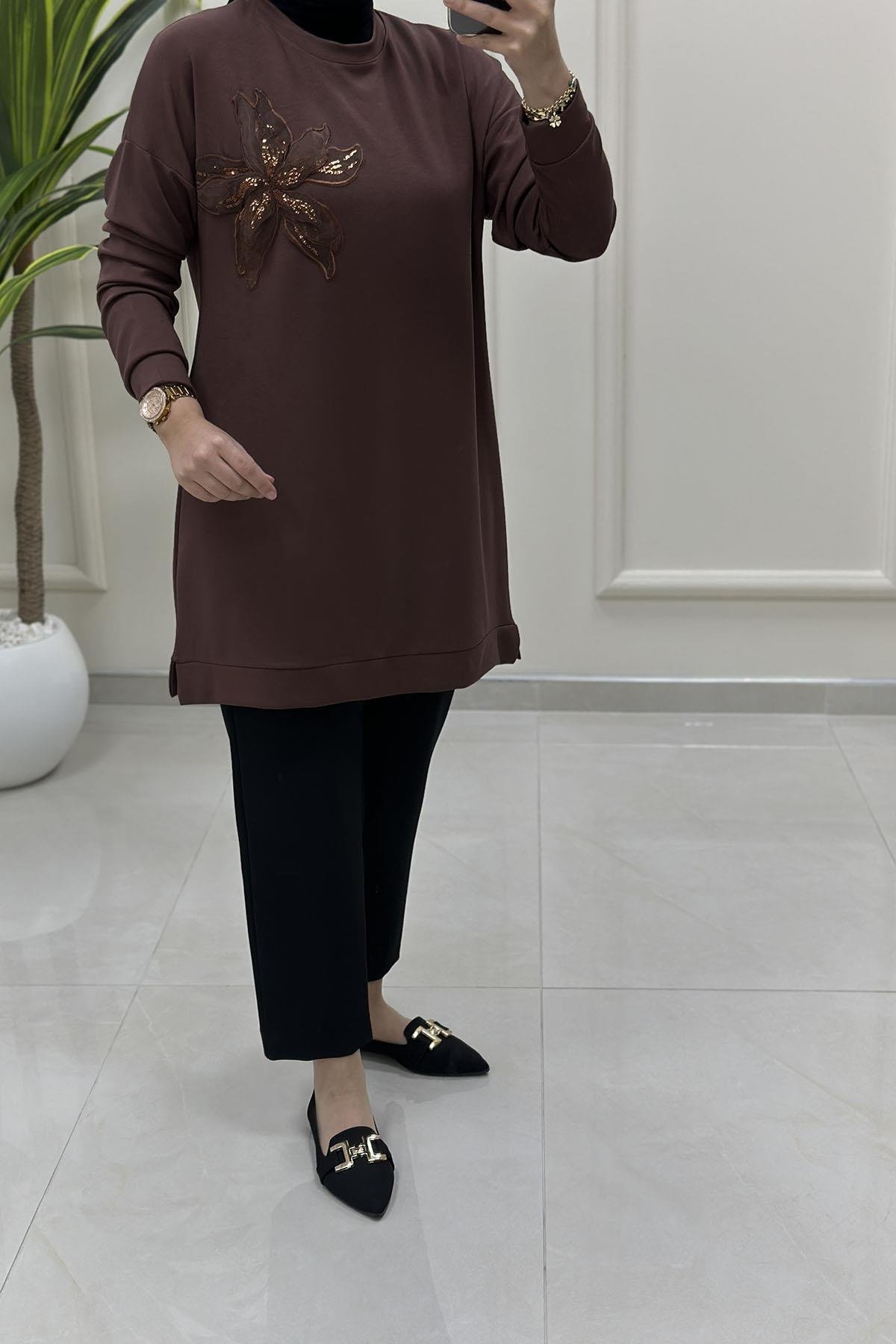 Tesettür Tunik ModelleriDüşük Omuz Tül Çiçek Aksesuarlı Kadın Tunik Kahverengi KADO 257346