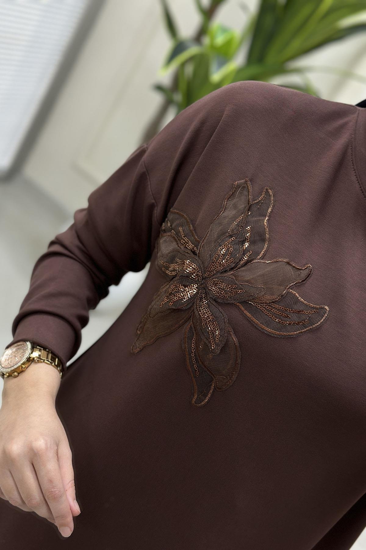 Tesettür Tunik ModelleriDüşük Omuz Tül Çiçek Aksesuarlı Kadın Tunik Kahverengi KADO 257346