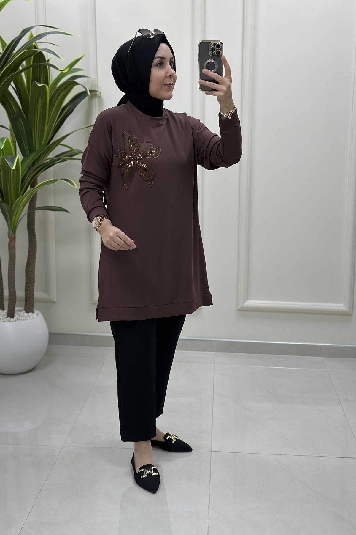 Tesettür Tunik ModelleriDüşük Omuz Tül Çiçek Aksesuarlı Kadın Tunik Kahverengi KADO 257346