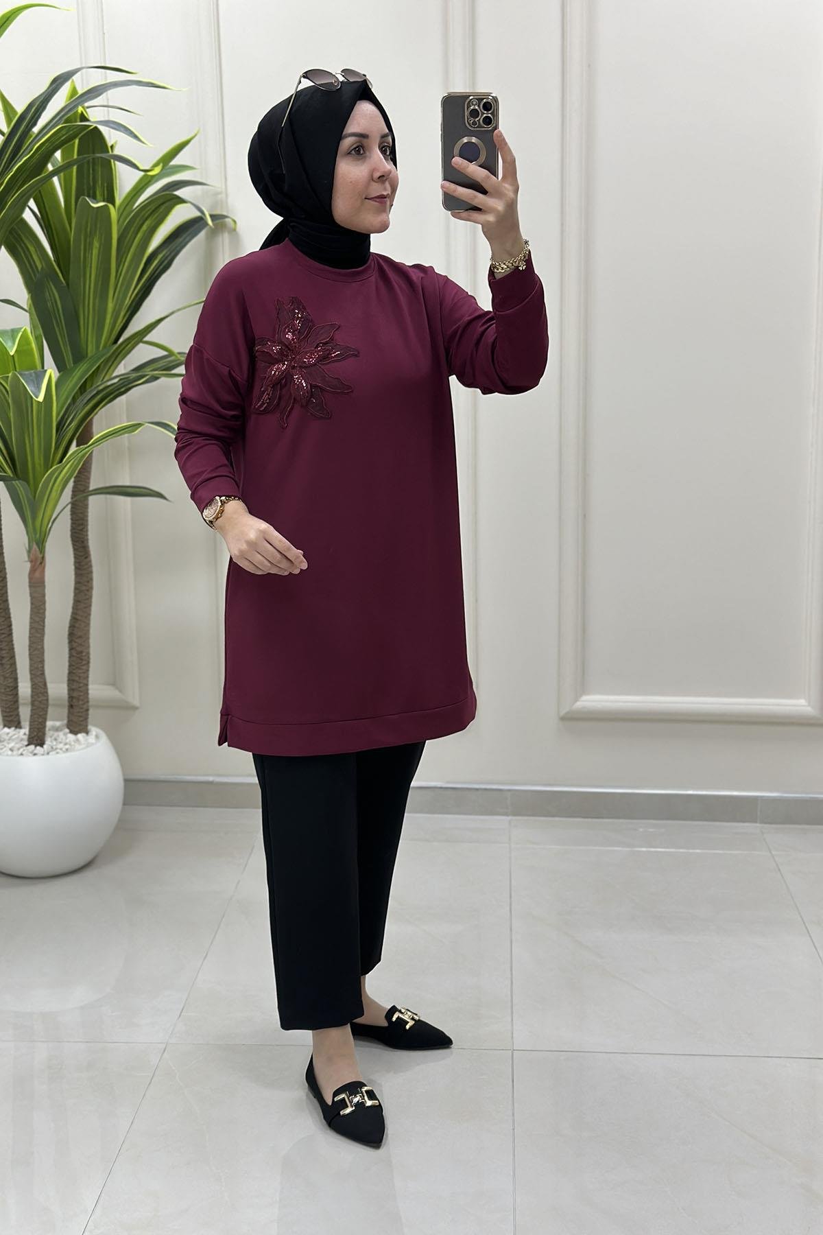 Tesettür Tunik ModelleriDüşük Omuz Tül Çiçek Aksesuarlı Kadın Tunik Bordo KADO 257346