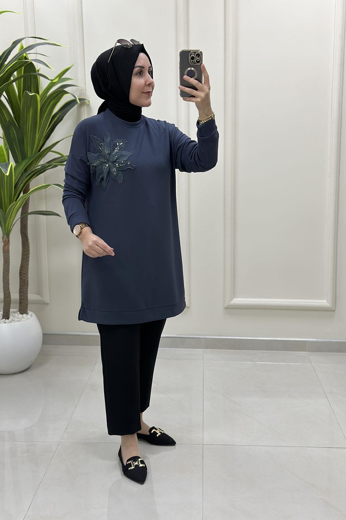 Tesettür Tunik ModelleriDüşük Omuz Tül Çiçek Aksesuarlı Kadın Tunik Antrasit KADO 257346