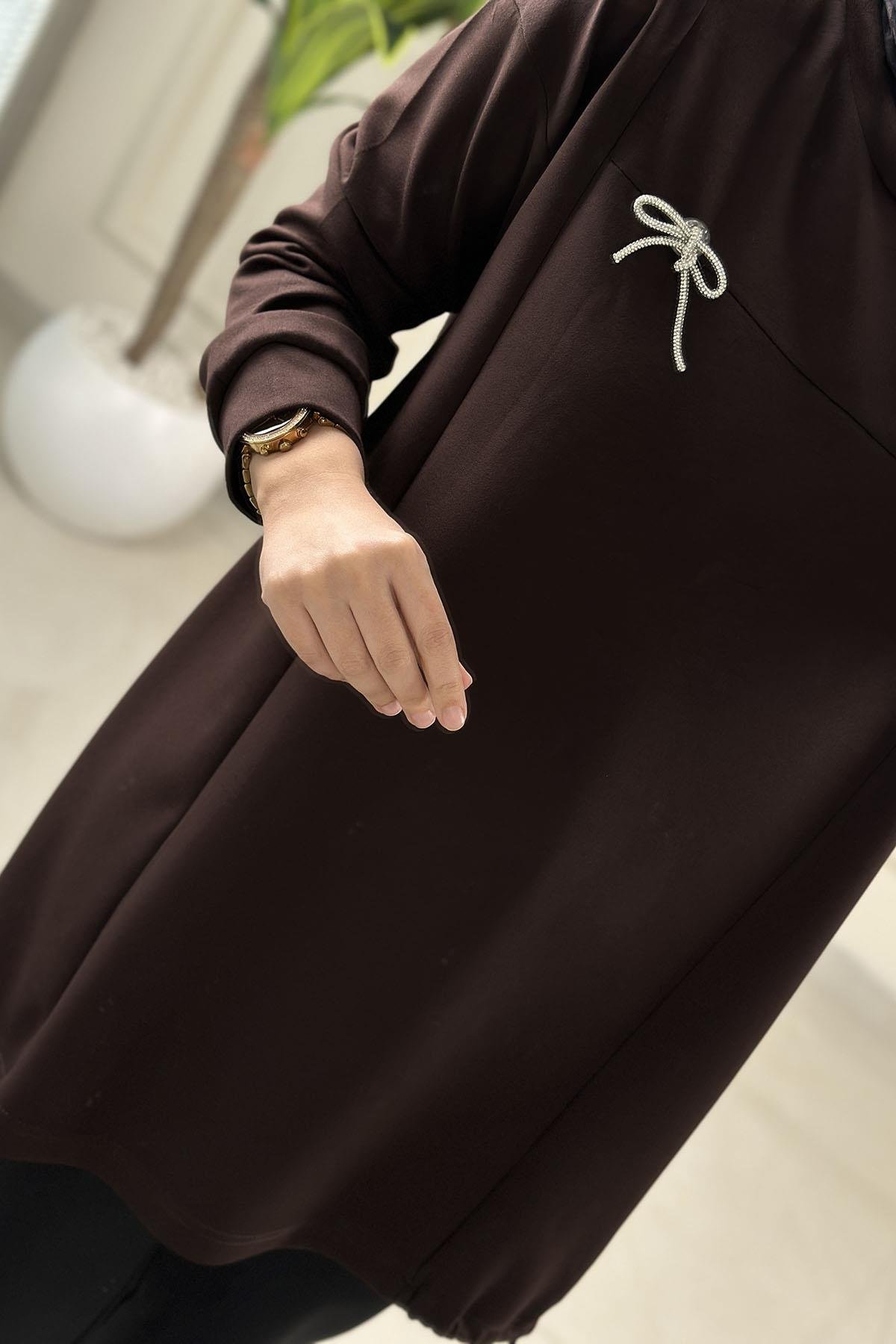 Tesettür Tunik ModelleriDüşük Omuz Yanı Büzgülü Broş Detaylı Kadın Tunik Kahverengi GNR 229