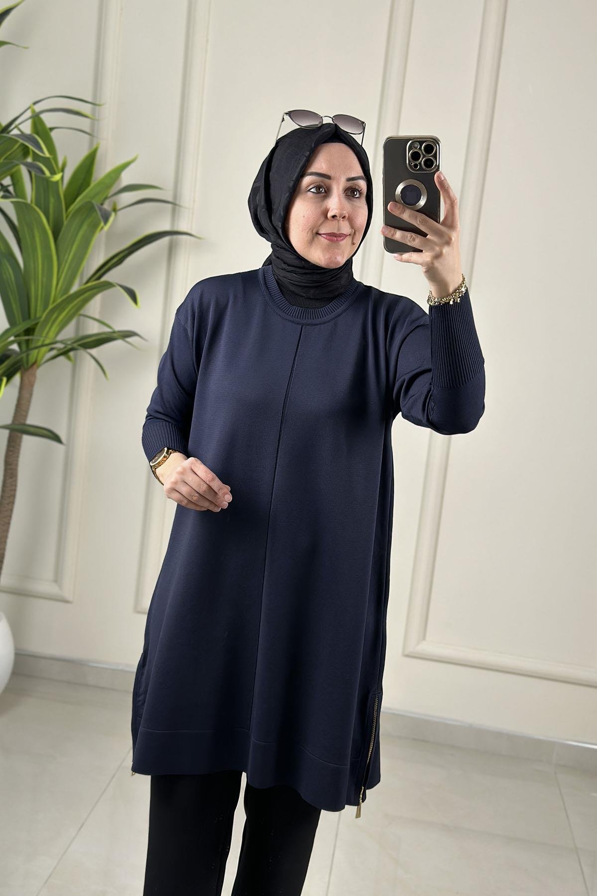 Tesettür Tunik ModelleriDüşük Omuz Yan Fermuar Detaylı Kadın Triko Tunik Lacivert KADO 2725013