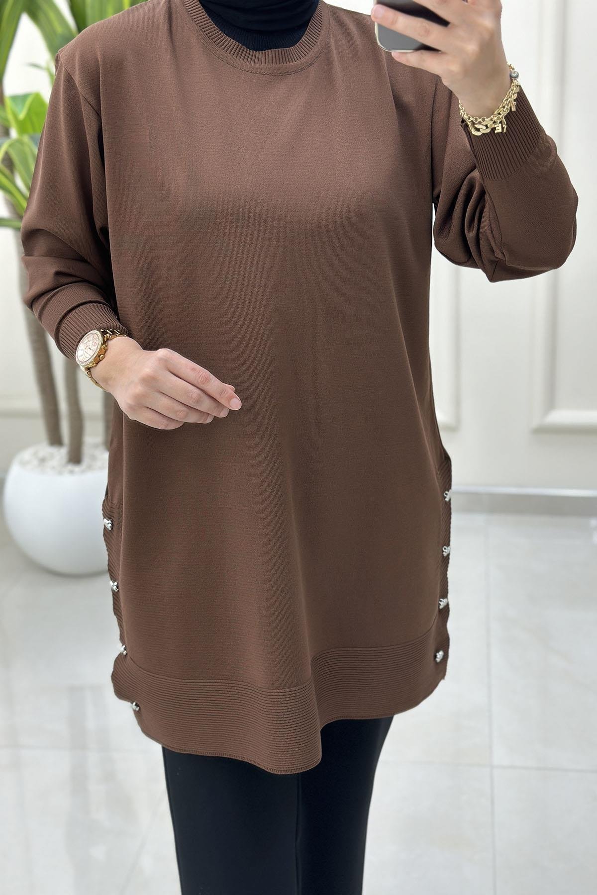 Tesettür Tunik ModelleriDüşük Omuz Yanları Aksesuar Detaylı Triko Kadın Tunik Kahverengi MLH 5013