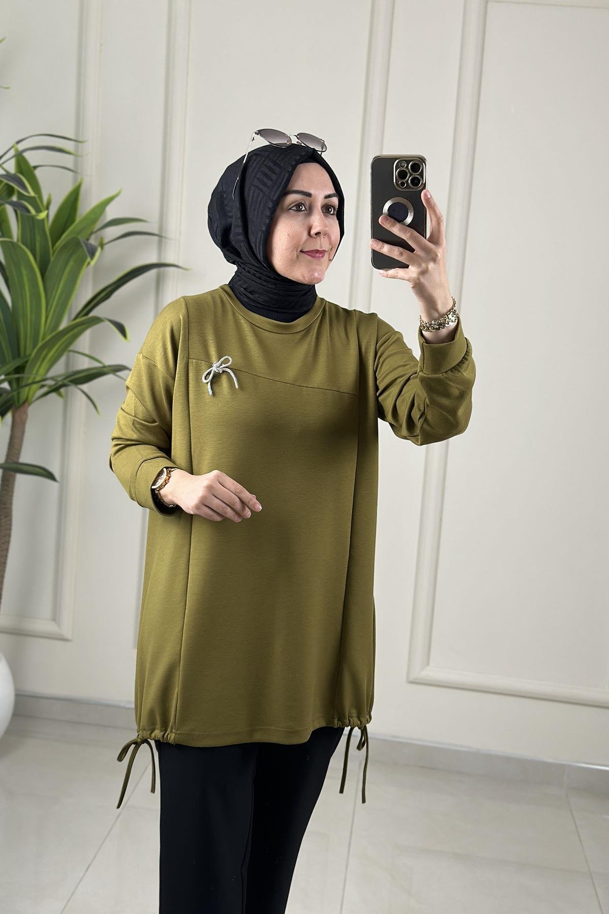 Tesettür Tunik ModelleriDüşük Omuz Yanı Büzgülü Broş Detaylı Kadın Tunik Yağ Yeşili GNR 229