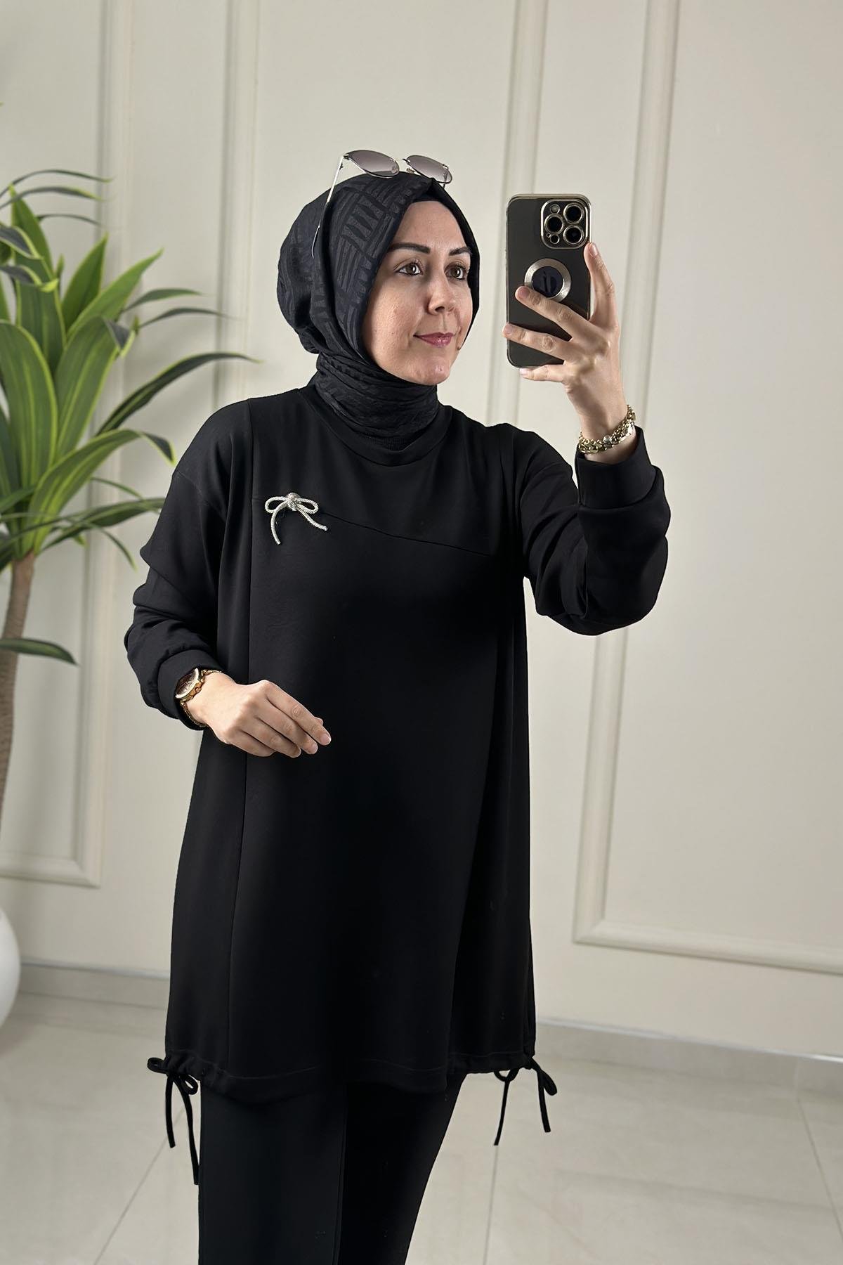 Tesettür Tunik ModelleriDüşük Omuz Yanı Büzgülü Broş Detaylı Kadın Tunik Siyah GNR 229