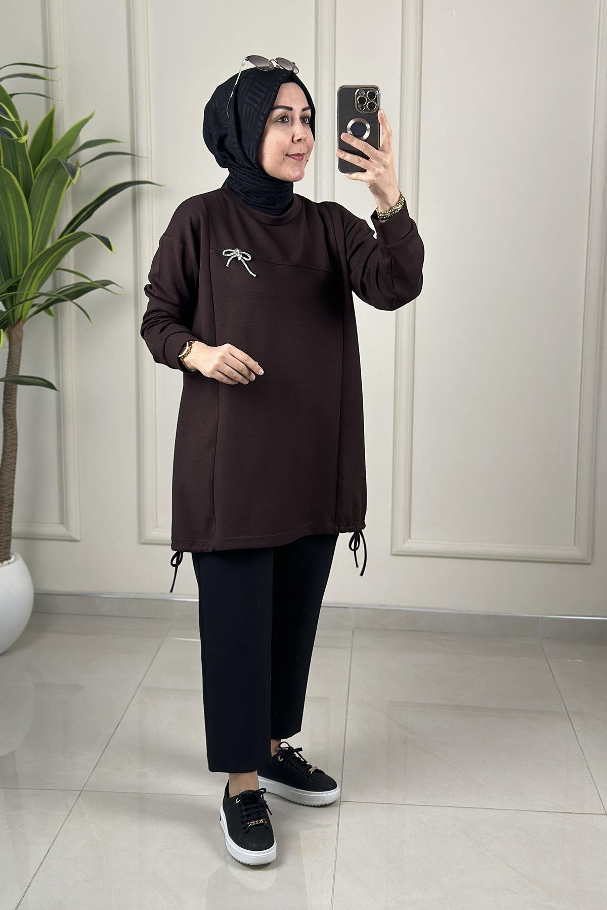 Tesettür Tunik ModelleriDüşük Omuz Yanı Büzgülü Broş Detaylı Kadın Tunik Kahverengi GNR 229