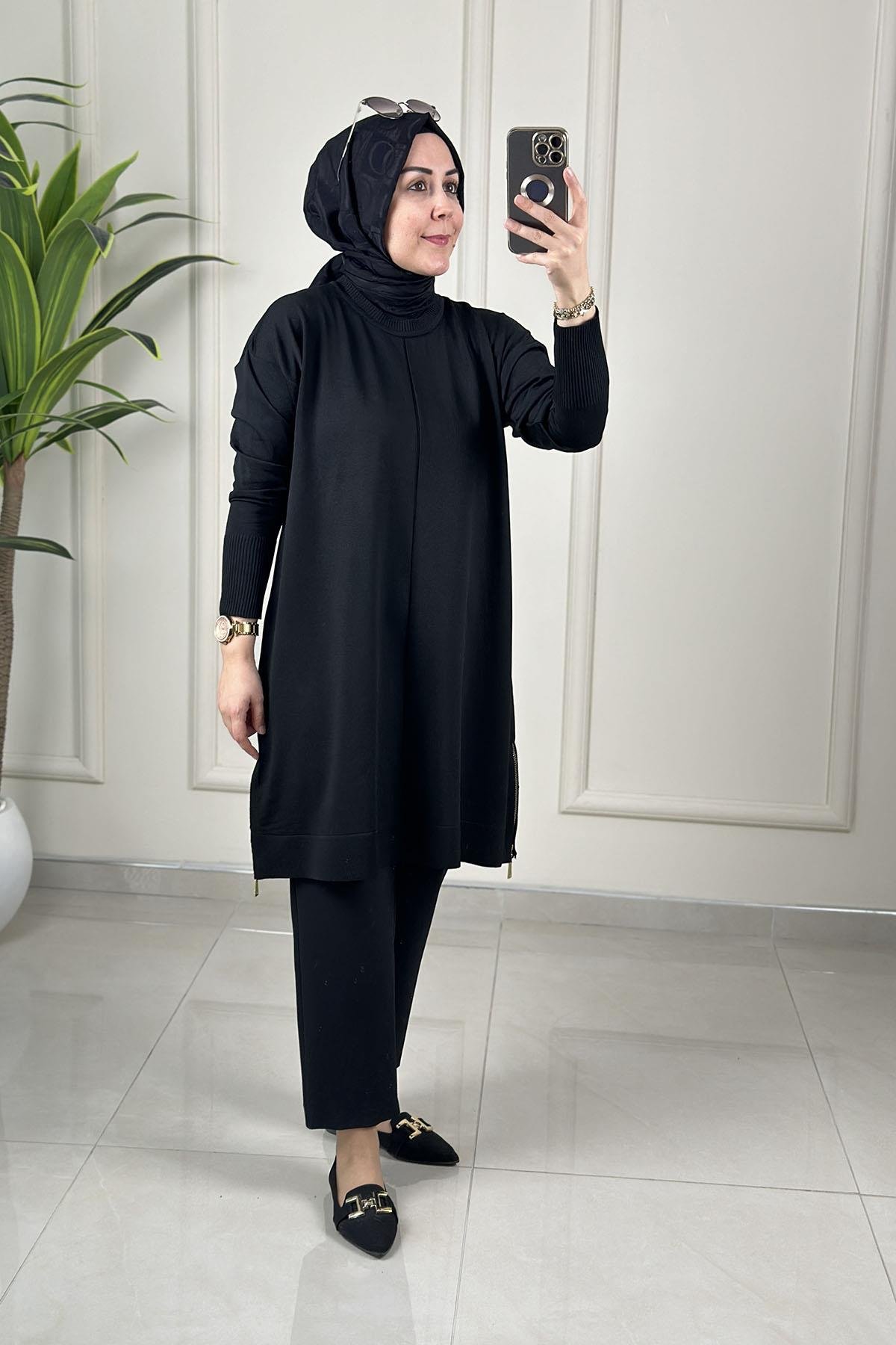 Tesettür Tunik ModelleriDüşük Omuz Yan Fermuar Detaylı Kadın Triko Tunik Siyah KADO 2725013