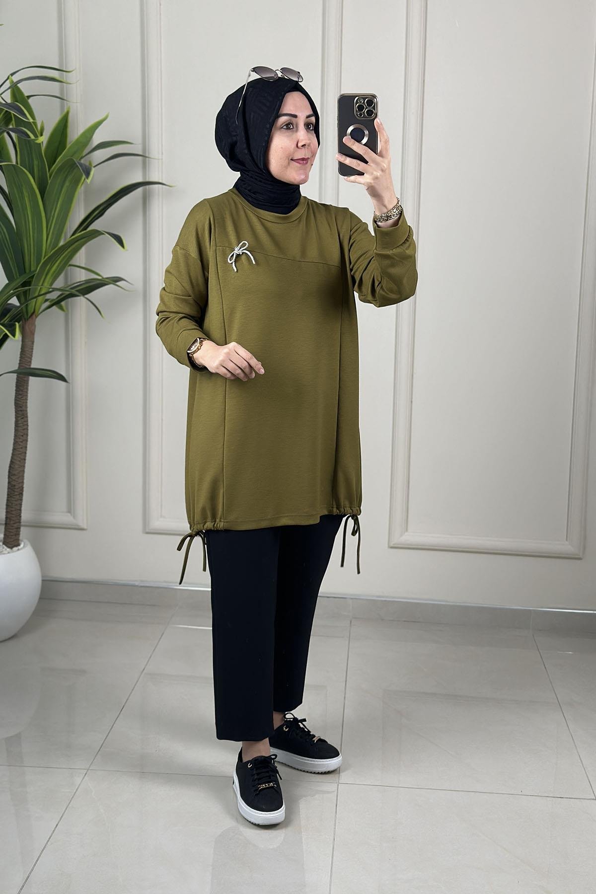 Tesettür Tunik ModelleriDüşük Omuz Yanı Büzgülü Broş Detaylı Kadın Tunik Yağ Yeşili GNR 229