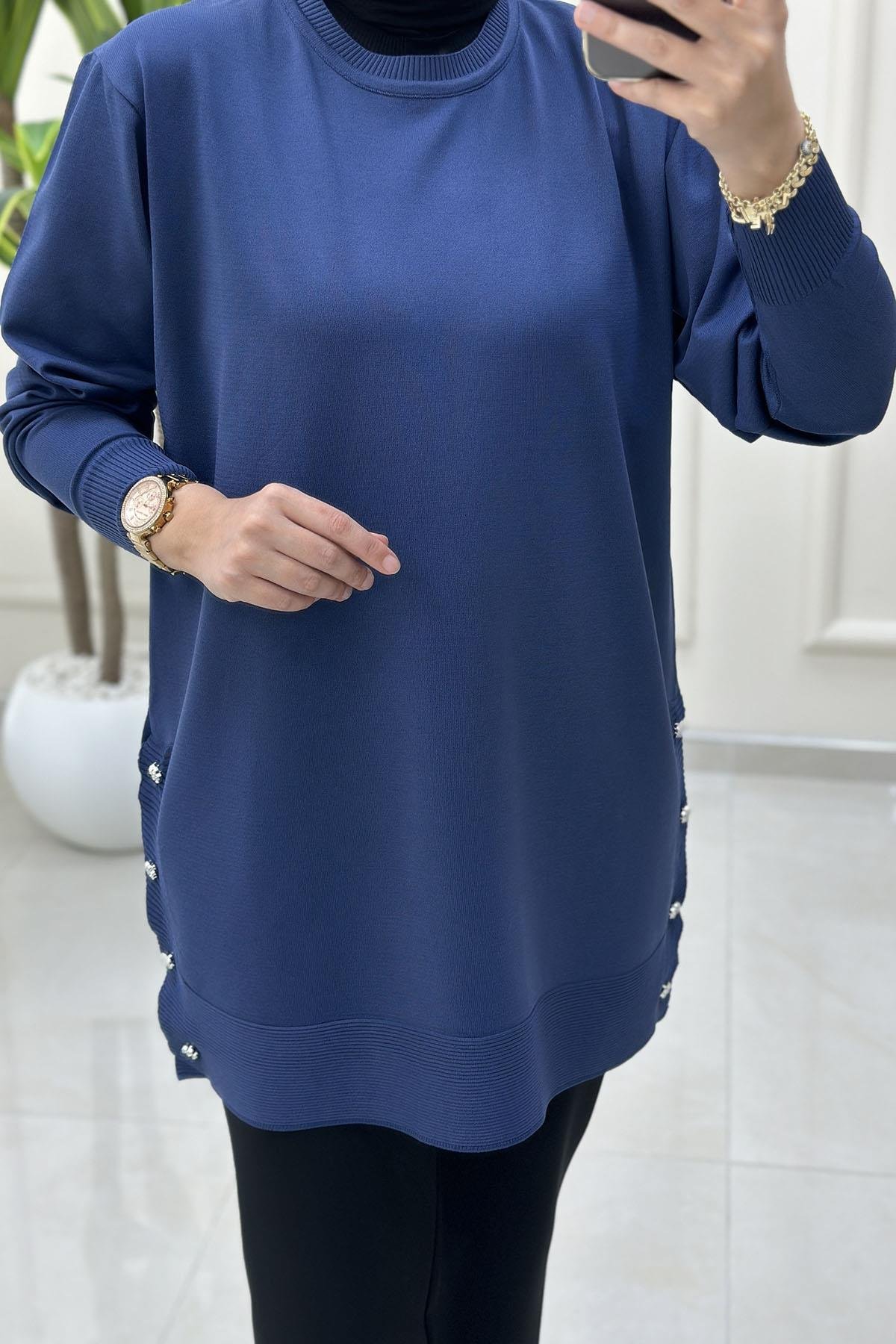 Tesettür Tunik ModelleriDüşük Omuz Yanları Aksesuar Detaylı Triko Kadın Tunik İndigo MLH 5013