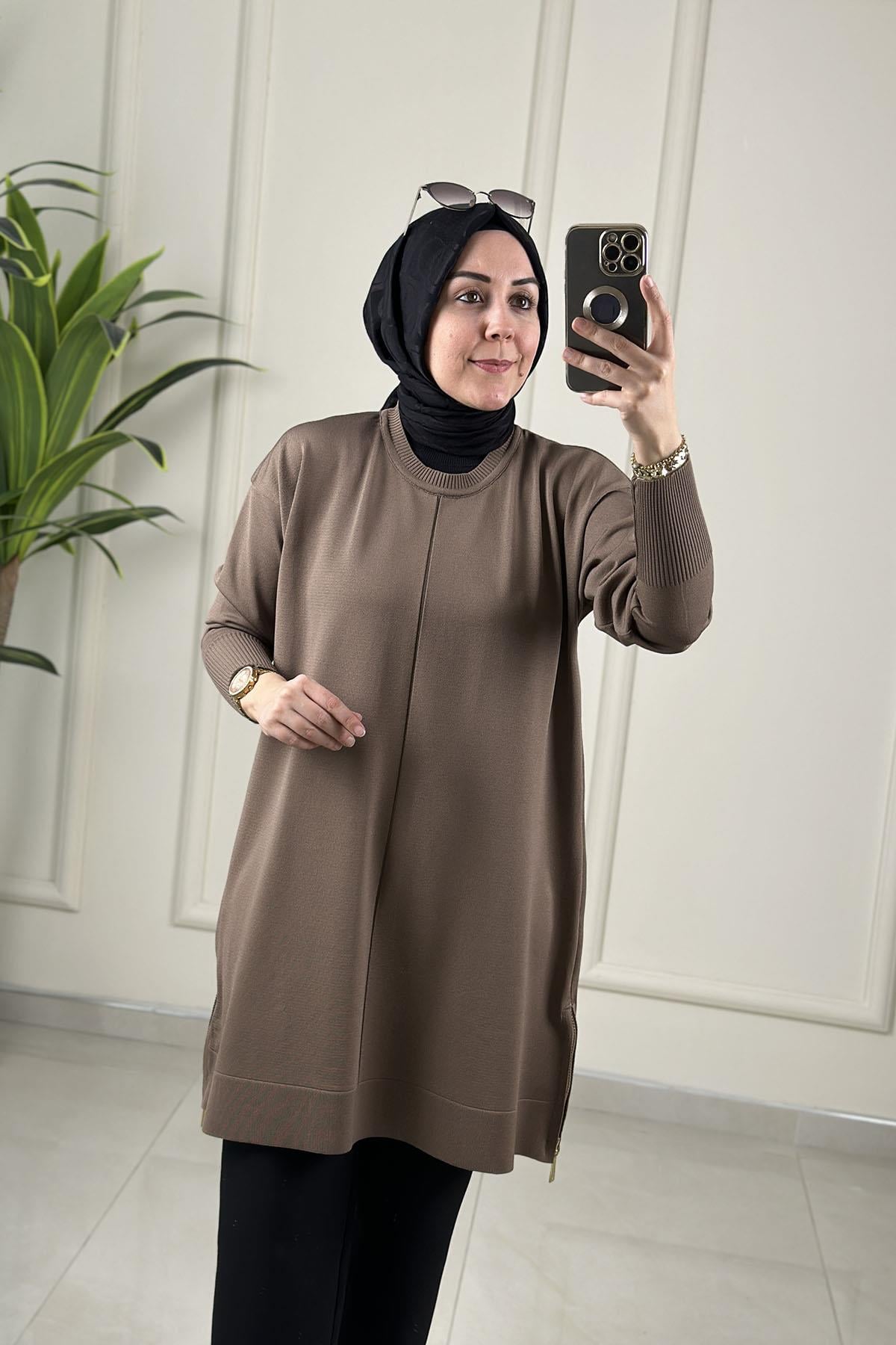 Tesettür Tunik ModelleriDüşük Omuz Yan Fermuar Detaylı Kadın Triko Tunik Vizon KADO 2725013