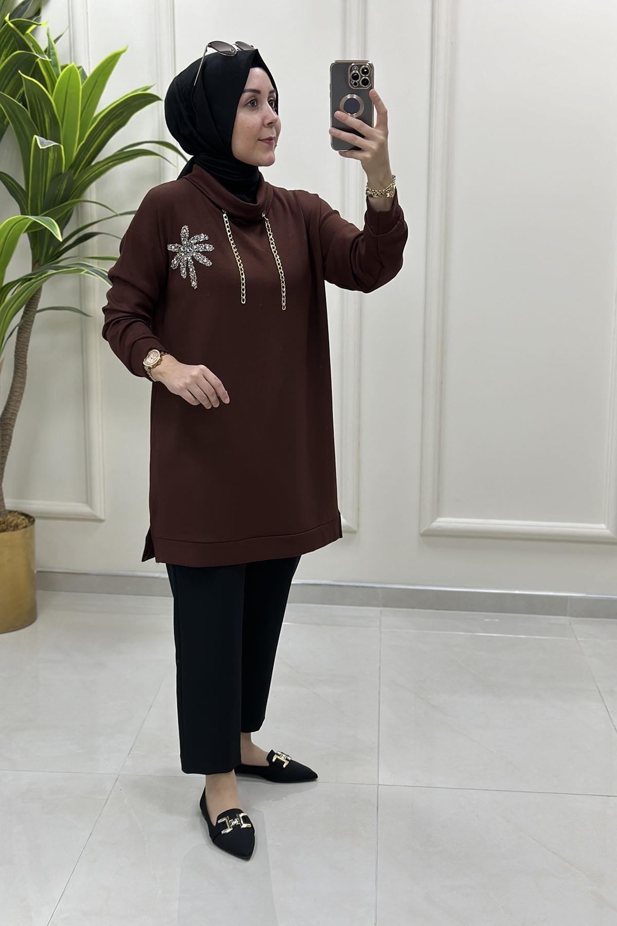 Tesettür Tunik ModelleriDüşük Omuz Zincir ve Aksesuar Detaylı Kadın Tunik Kahverengi GNR 215