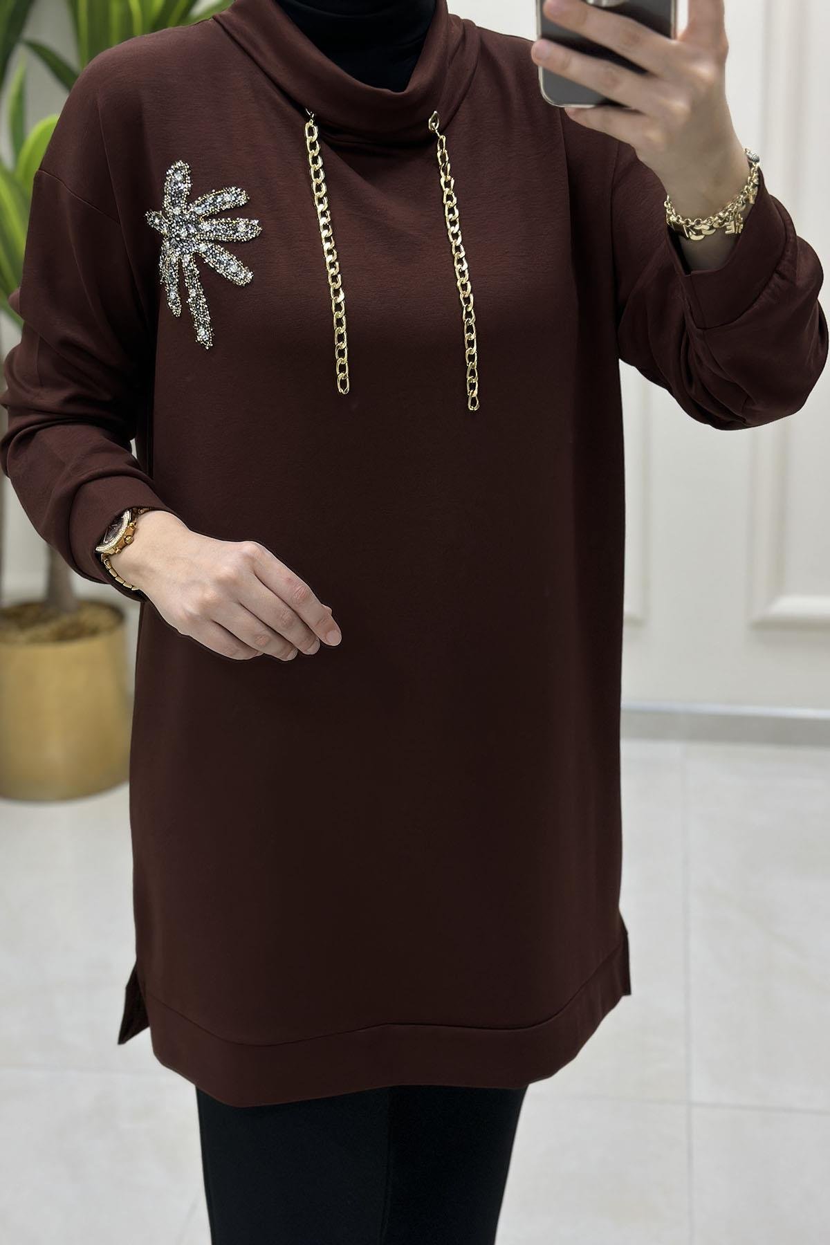 Tesettür Tunik ModelleriDüşük Omuz Zincir ve Aksesuar Detaylı Kadın Tunik Kahverengi GNR 215