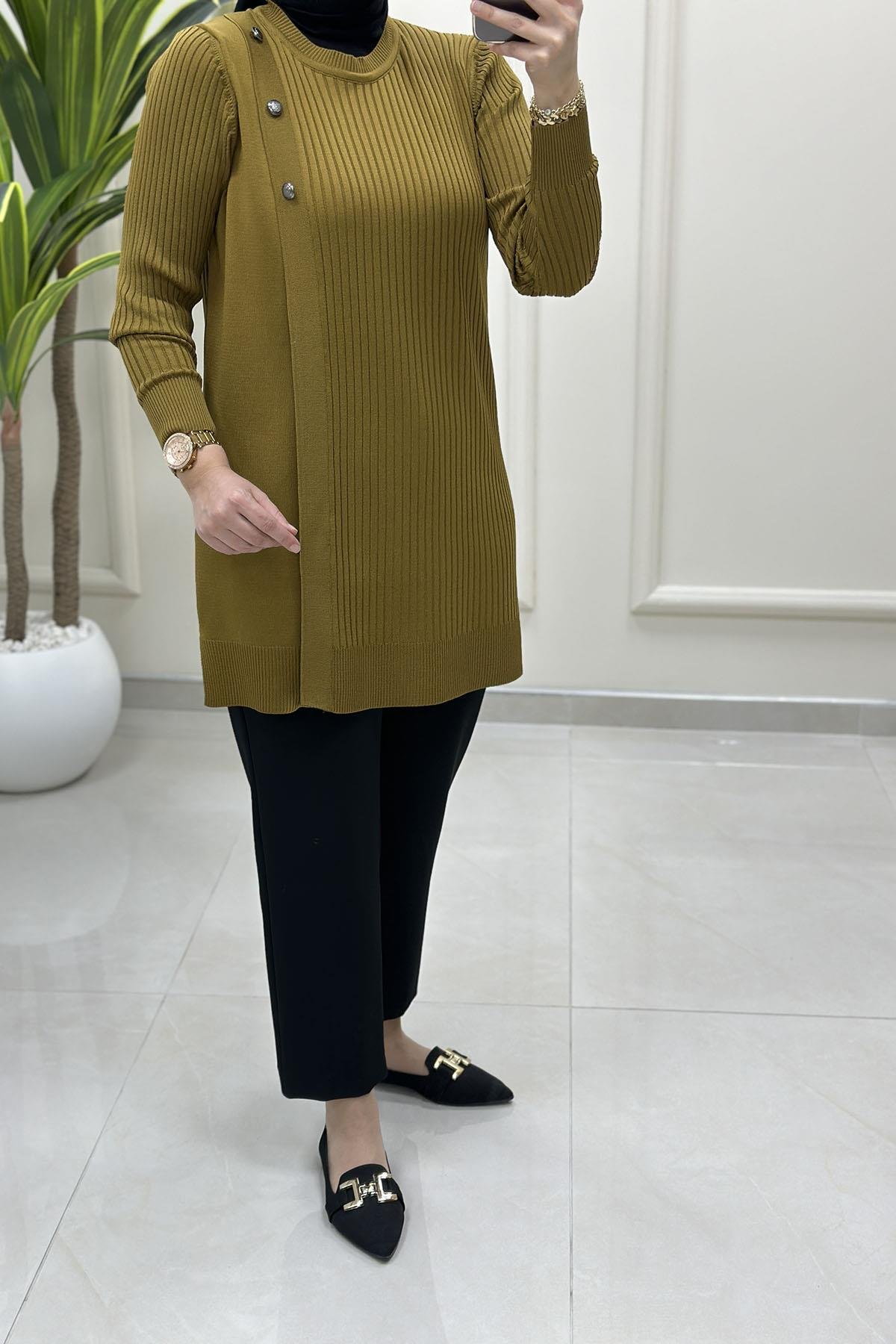 Tesettür Tunik ModelleriFitilli Düğme Detaylı Kadın Triko Tunik Yağ Yeşili KADO 2725022