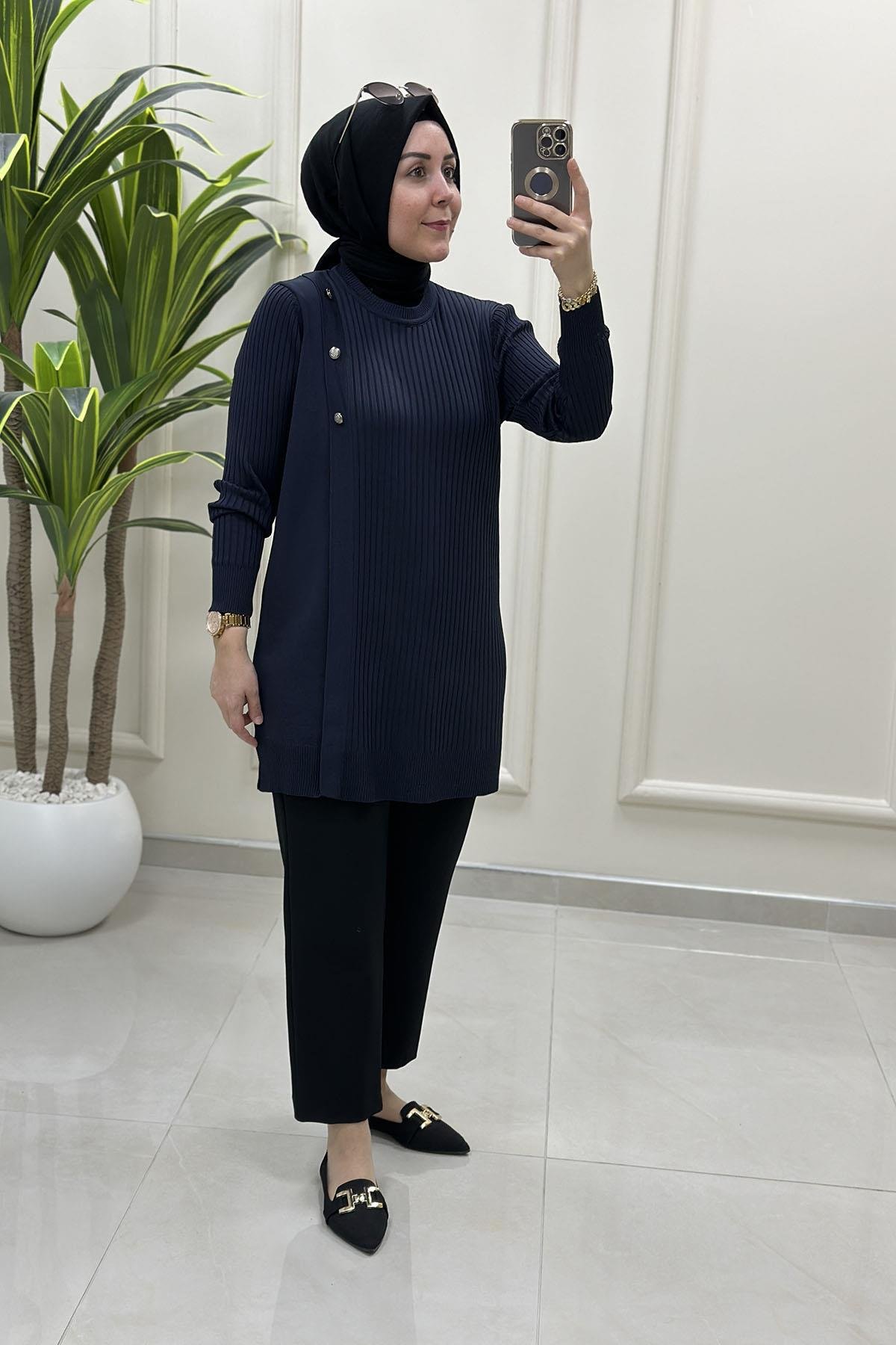 Tesettür Tunik ModelleriFitilli Düğme Detaylı Kadın Triko Tunik Lacivert KADO 2725022