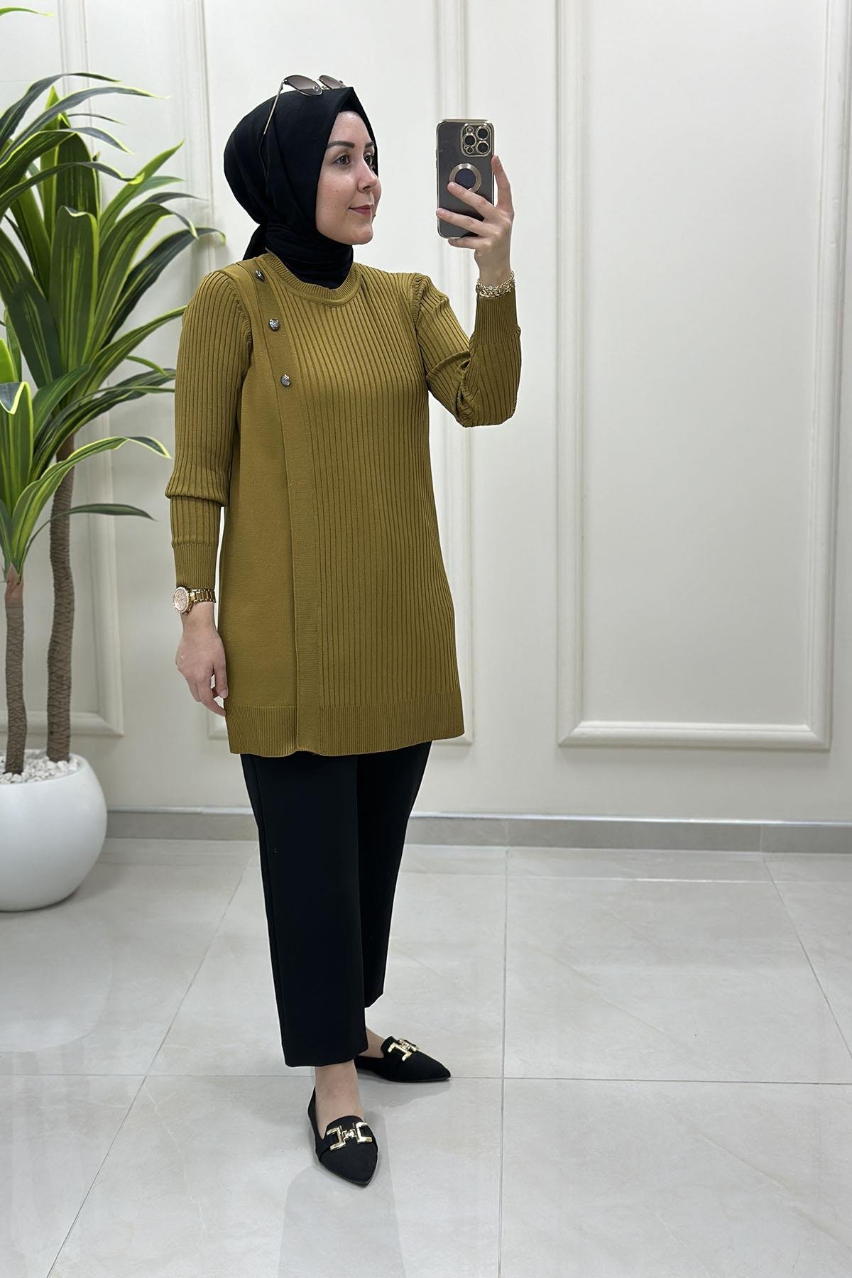 Tesettür Tunik ModelleriFitilli Düğme Detaylı Kadın Triko Tunik Yağ Yeşili KADO 2725022