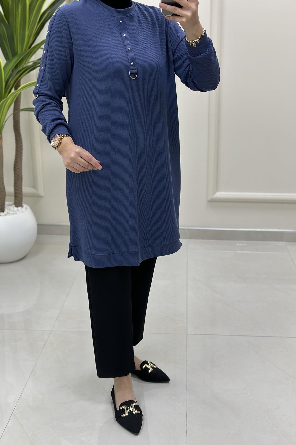 Tesettür Tunik ModelleriFitilli Örme Kolu ve Önü Zımbalı Kadın Tunik İndigo KADO 257546