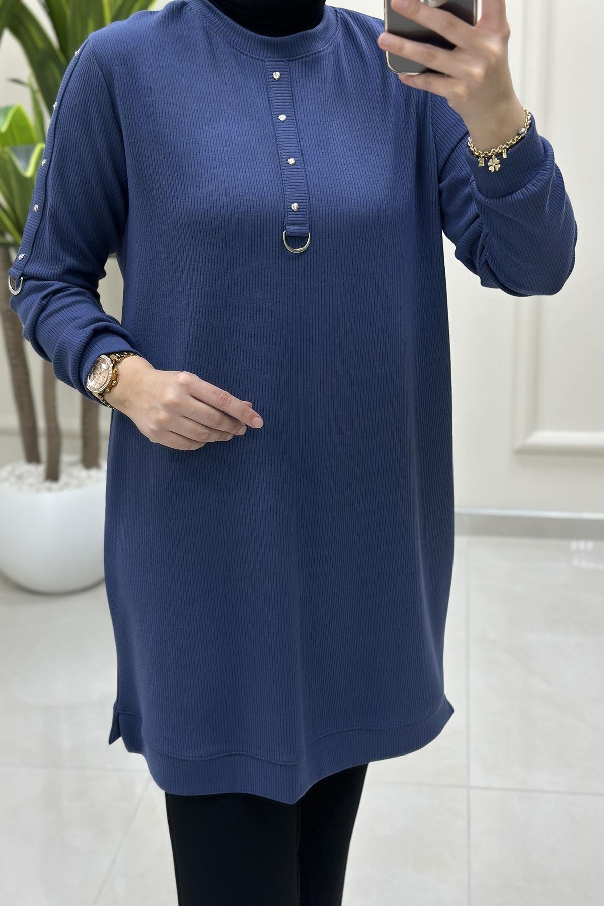 Tesettür Tunik ModelleriFitilli Örme Kolu ve Önü Zımbalı Kadın Tunik İndigo KADO 257546