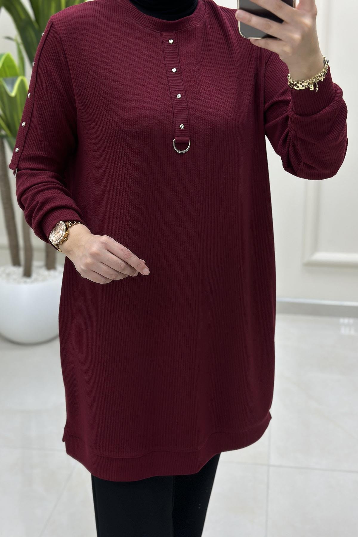 Tesettür Tunik ModelleriFitilli Örme Kolu ve Önü Zımbalı Kadın Tunik Bordo KADO 257546