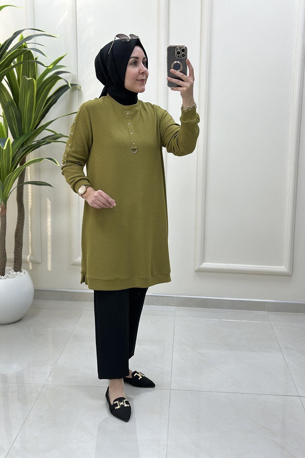 Tesettür Tunik ModelleriFitilli Örme Kolu ve Önü Zımbalı Kadın Tunik Yağ Yeşili KADO 257546