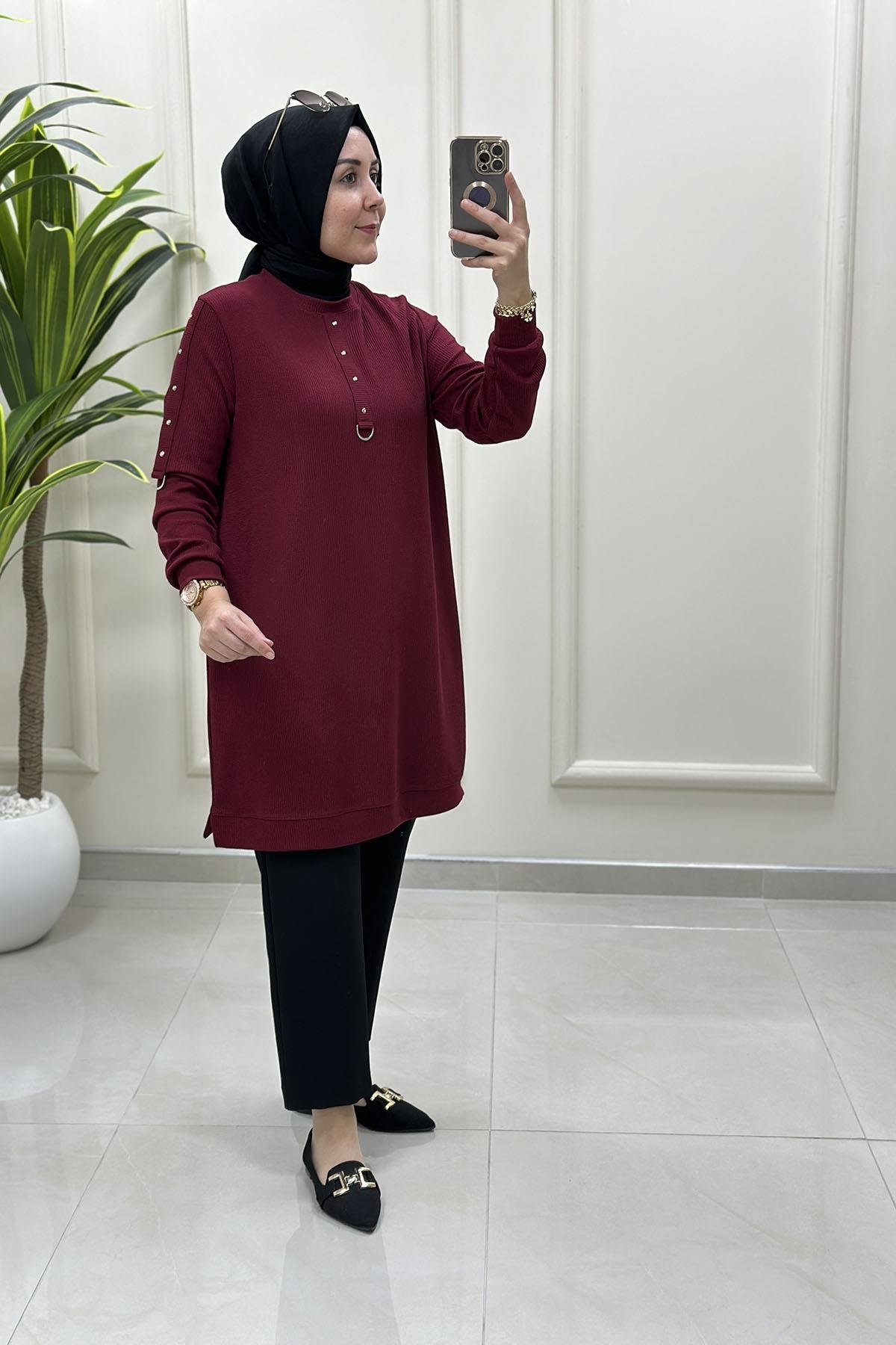 Tesettür Tunik ModelleriFitilli Örme Kolu ve Önü Zımbalı Kadın Tunik Bordo KADO 257546