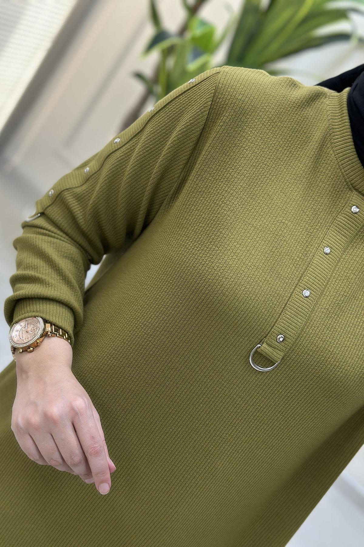 Tesettür Tunik ModelleriFitilli Örme Kolu ve Önü Zımbalı Kadın Tunik Yağ Yeşili KADO 257546
