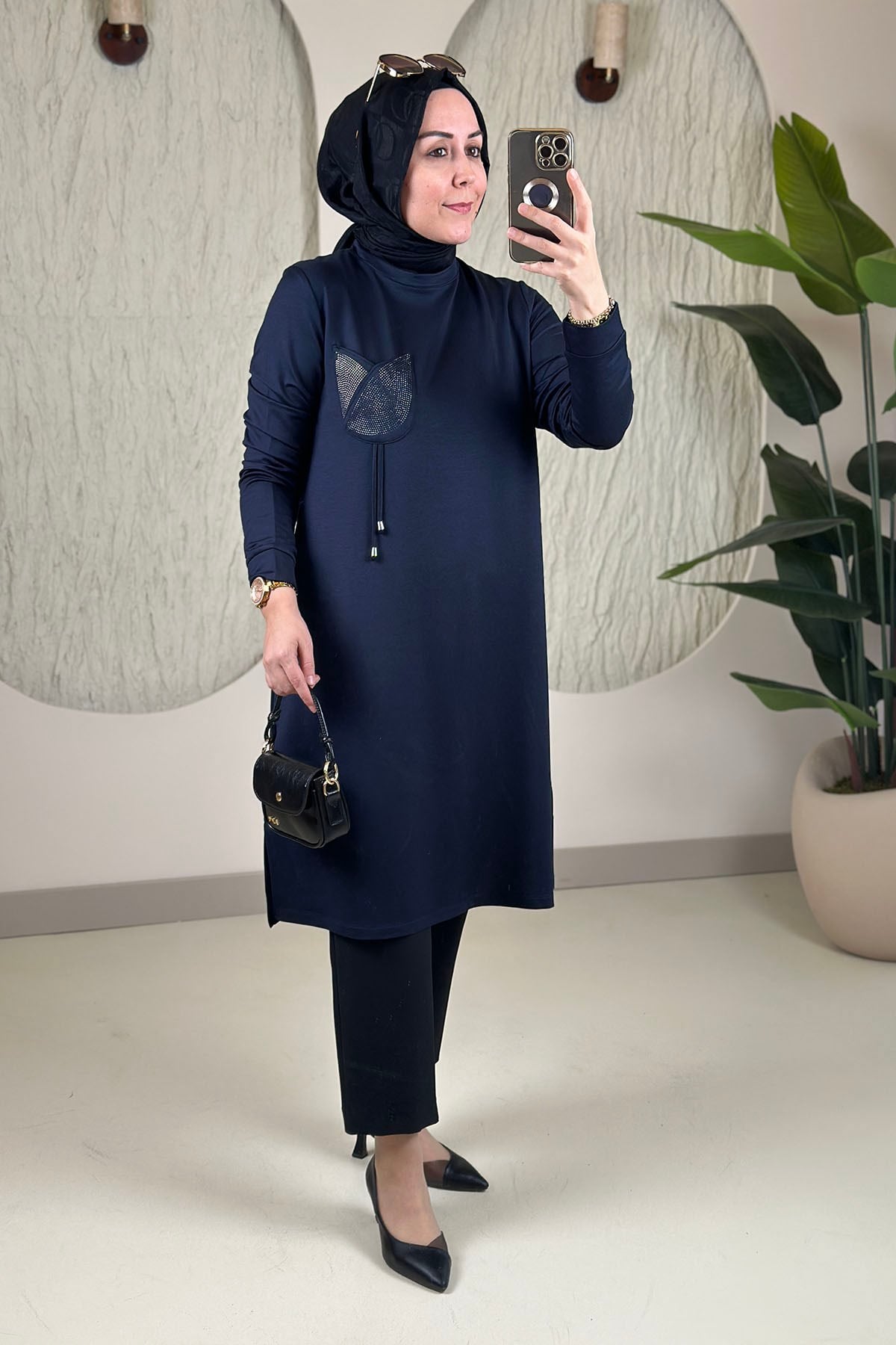 Tesettür Tunik Modelleriİnce Oysho Lale Cep Taş Detaylı Kadın Tunik Lacivert KADO 268554