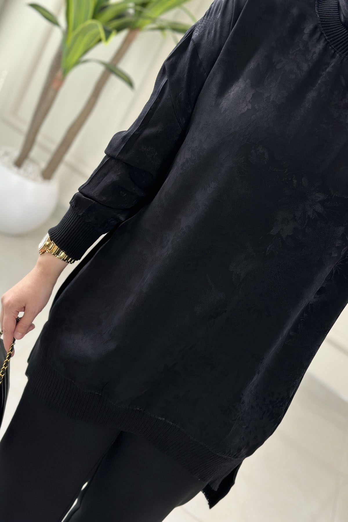 Tesettür Tunik ModelleriJakar Qupra Düşük Omuz Ribana Detaylı Kadın Tunik Siyah KADO 262926