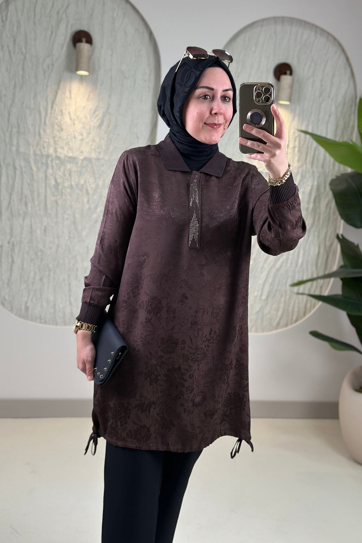 Tesettür Tunik ModelleriJakar Qupra Önü Yarım Fermuarlı Taşlı Ribana Detaylı Kadın Tunik Kahverengi KADO 262052