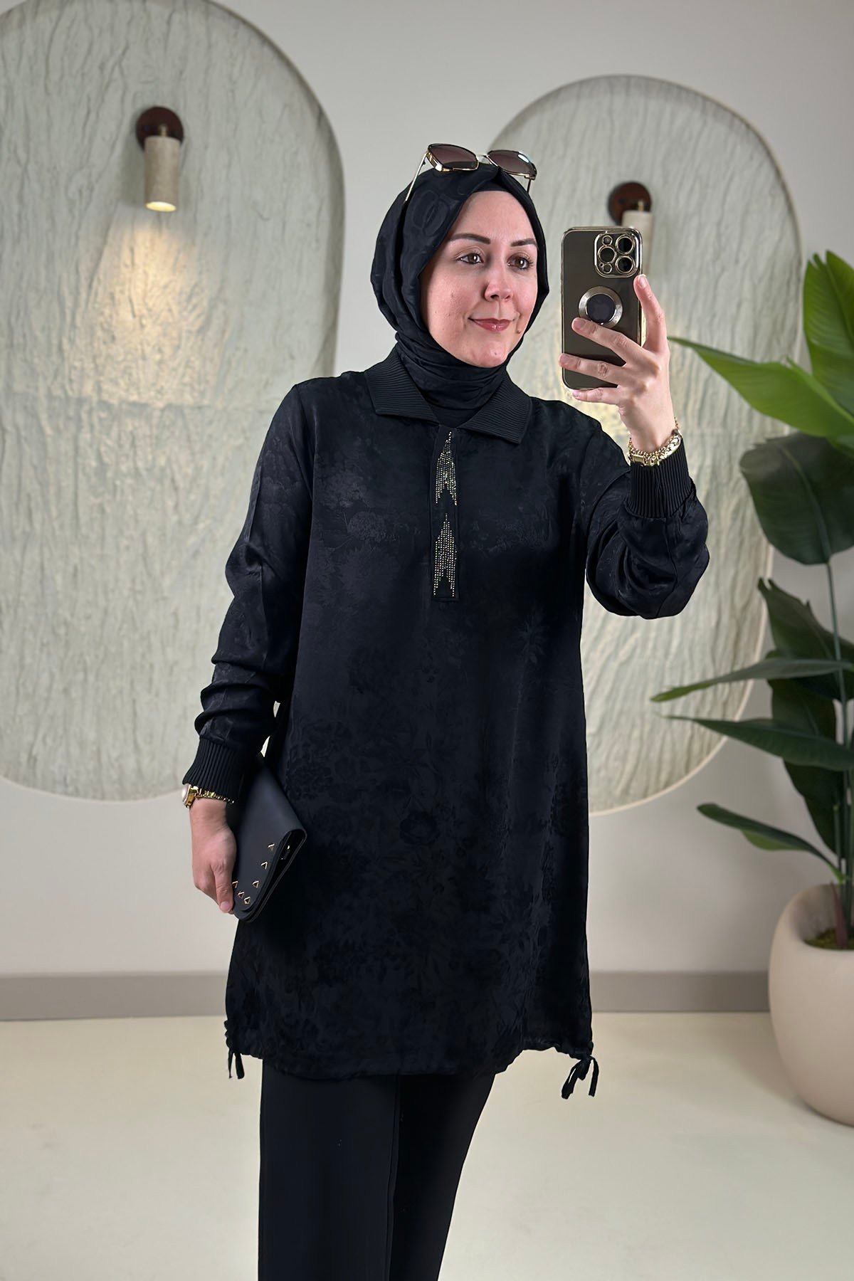 Tesettür Tunik ModelleriJakar Qupra Önü Yarım Fermuarlı Taşlı Ribana Detaylı Kadın Tunik Siyah KADO 262052