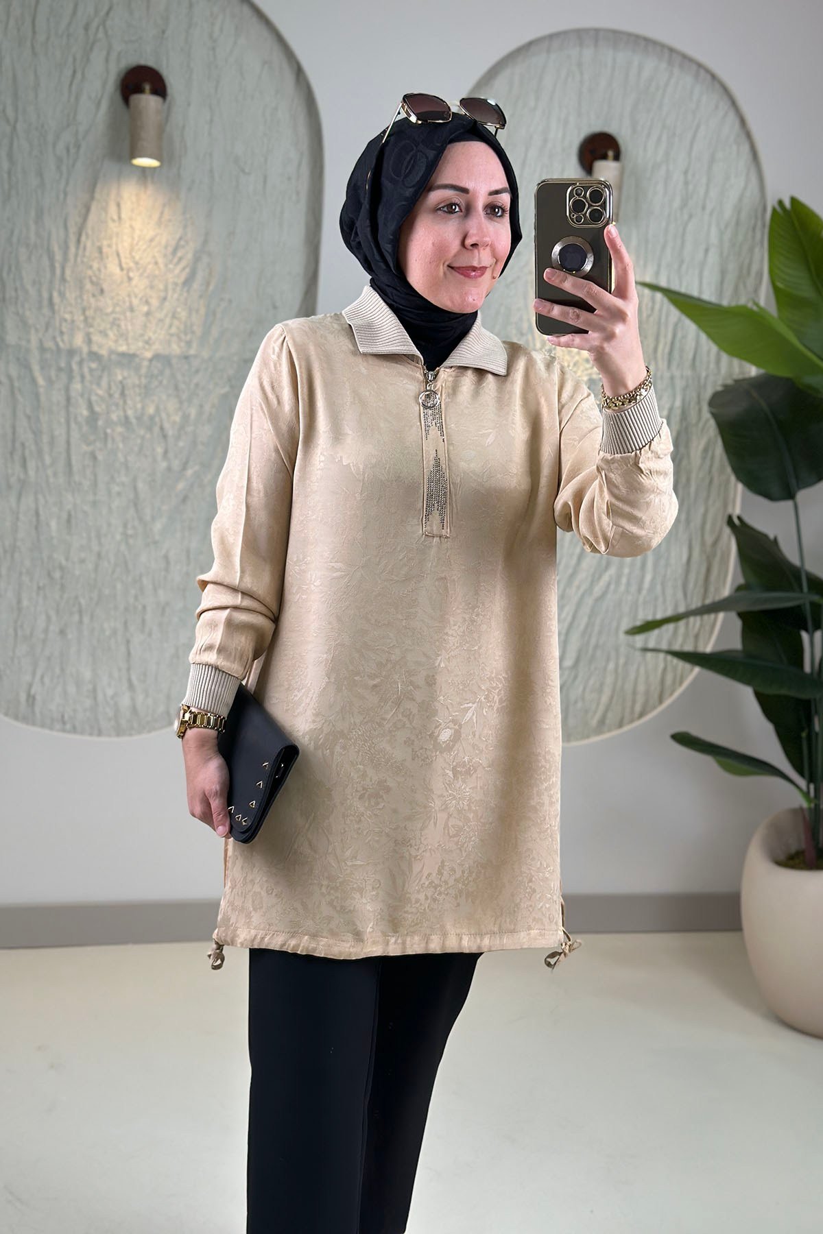 Tesettür Tunik ModelleriJakar Qupra Önü Yarım Fermuarlı Taşlı Ribana Detaylı Kadın Tunik Bej KADO 262052