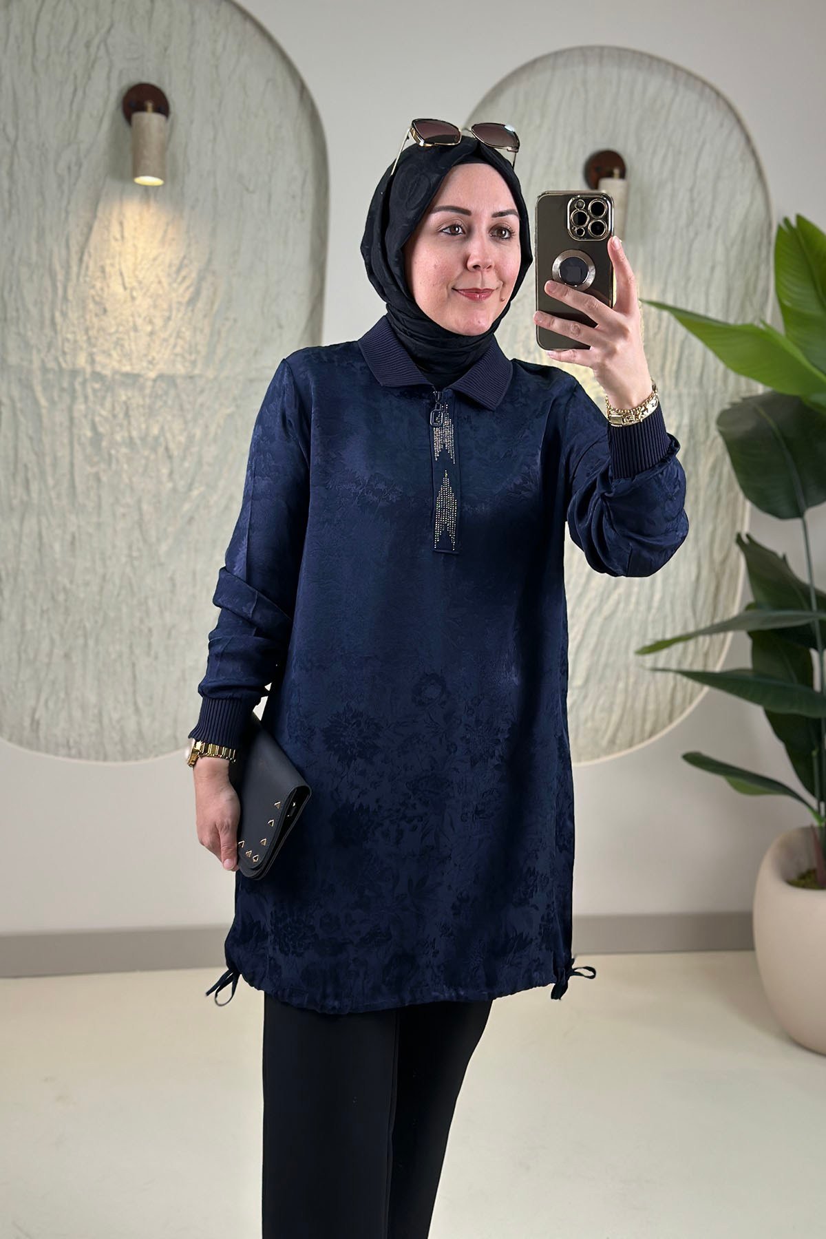 Tesettür Tunik ModelleriJakar Qupra Önü Yarım Fermuarlı Taşlı Ribana Detaylı Kadın Tunik Lacivert KADO 262052