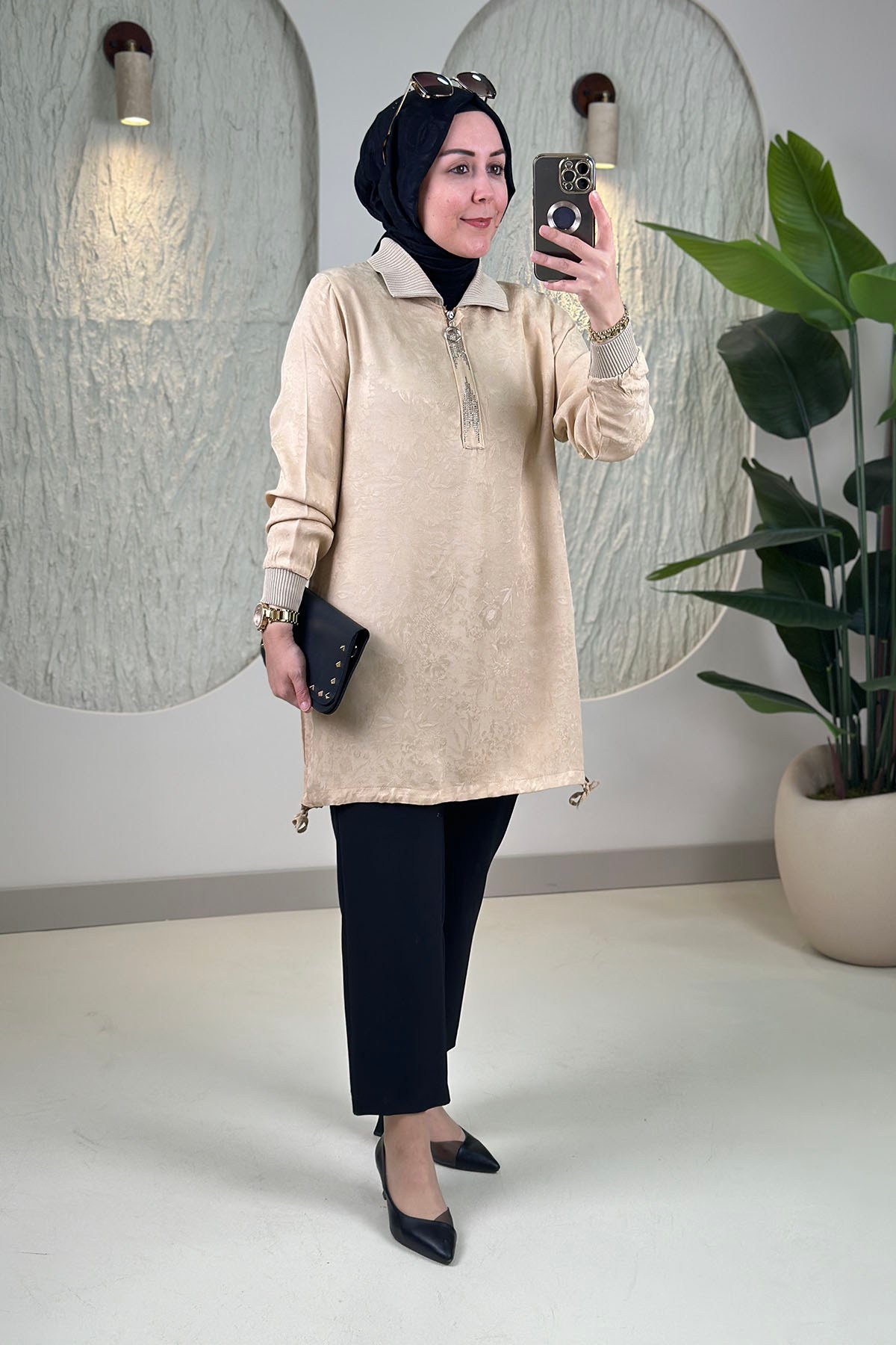 Tesettür Tunik ModelleriJakar Qupra Önü Yarım Fermuarlı Taşlı Ribana Detaylı Kadın Tunik Bej KADO 262052