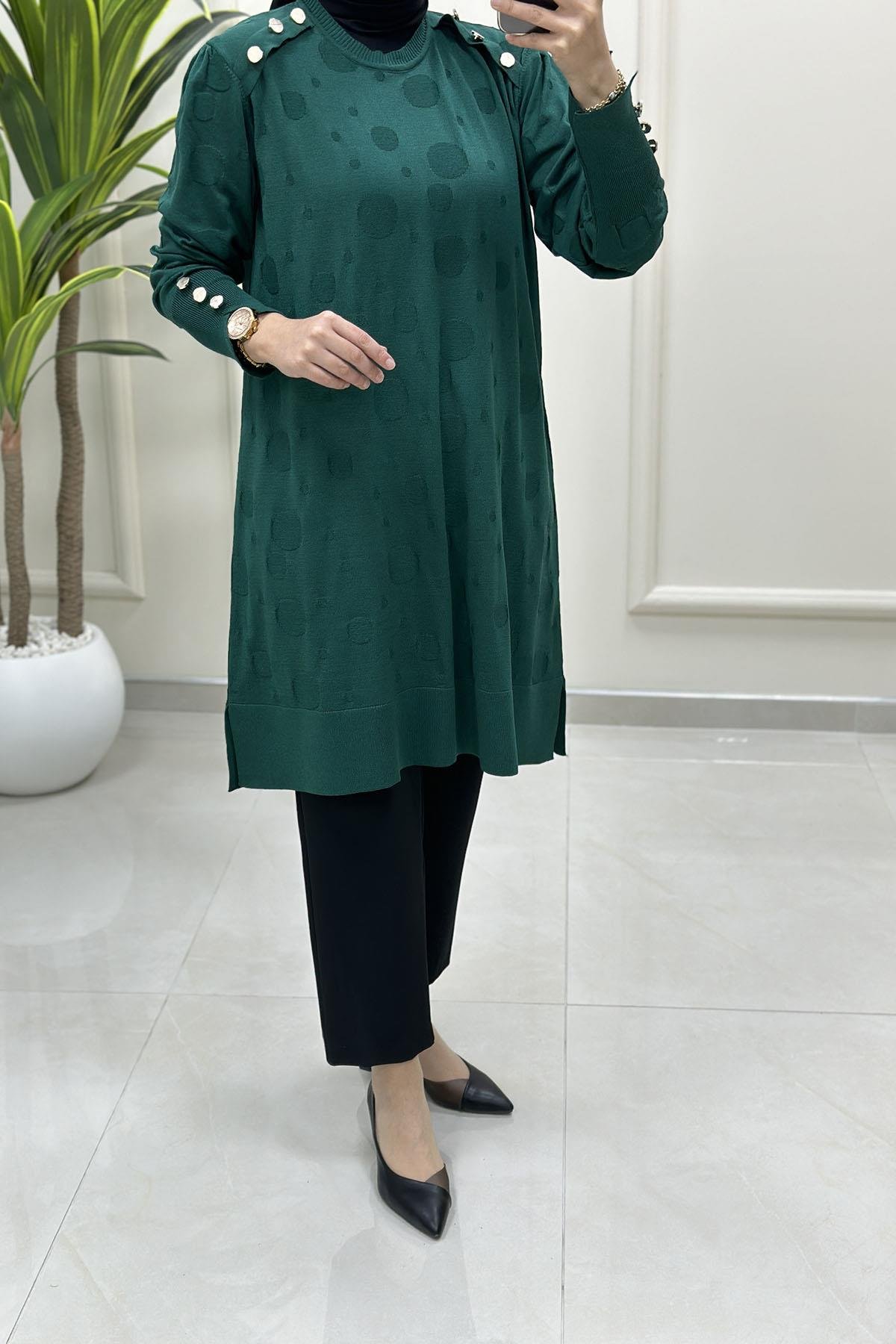 Tesettür Tunik ModelleriKendinden Desenli Omzu ve Kolu Düğme Detaylı Kadın Triko Tunik Zümrüt Yeşili KADO 2725304
