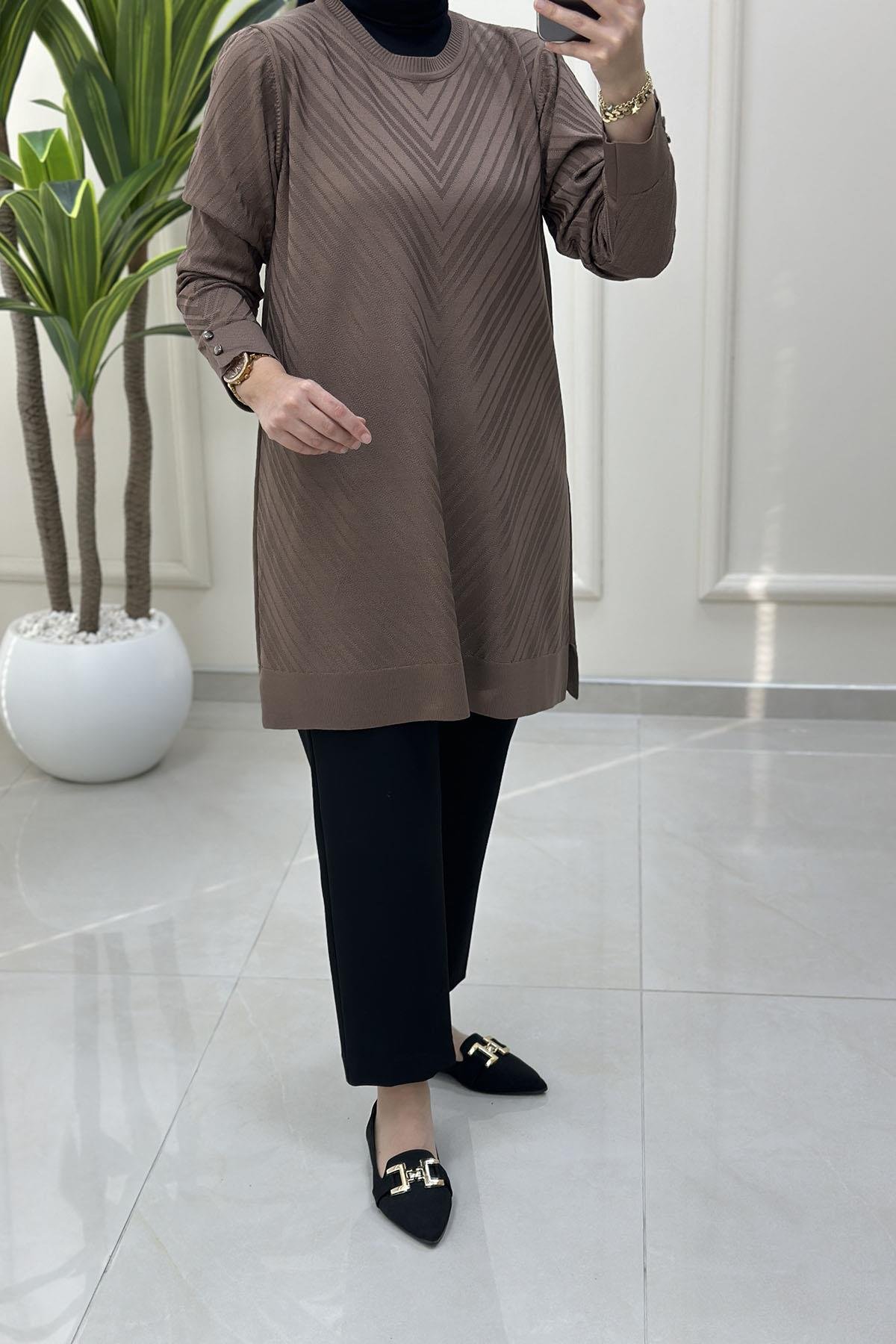 Tesettür Tunik ModelleriKendinden Desenli Kol Düğme Detaylı Kadın Triko Tunik Vizon KADO 2725027