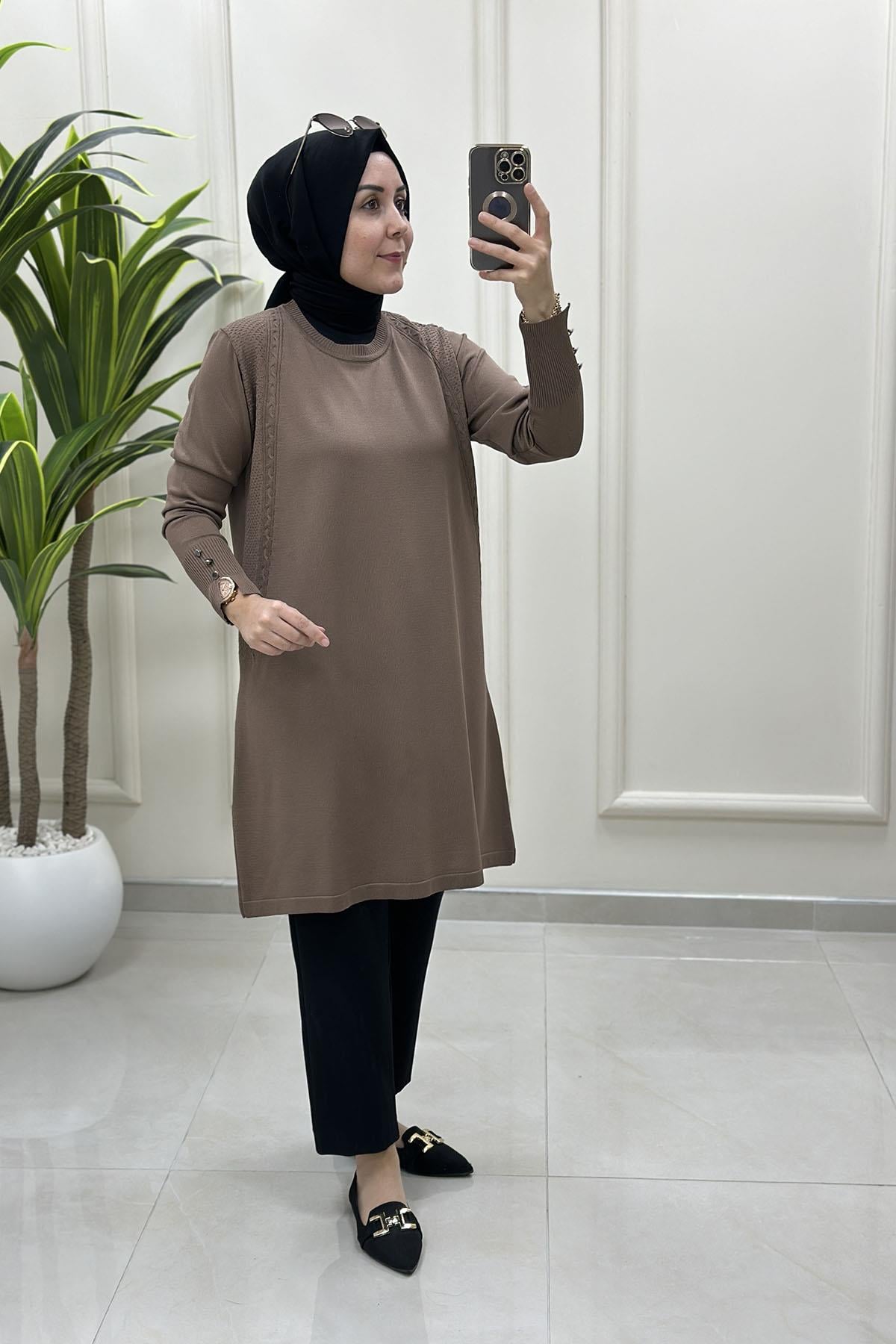 Tesettür Tunik ModelleriKendinden Desenli Kol Düğme Detaylı Kadın Triko Tunik Koyu Vizon KADO 2725005