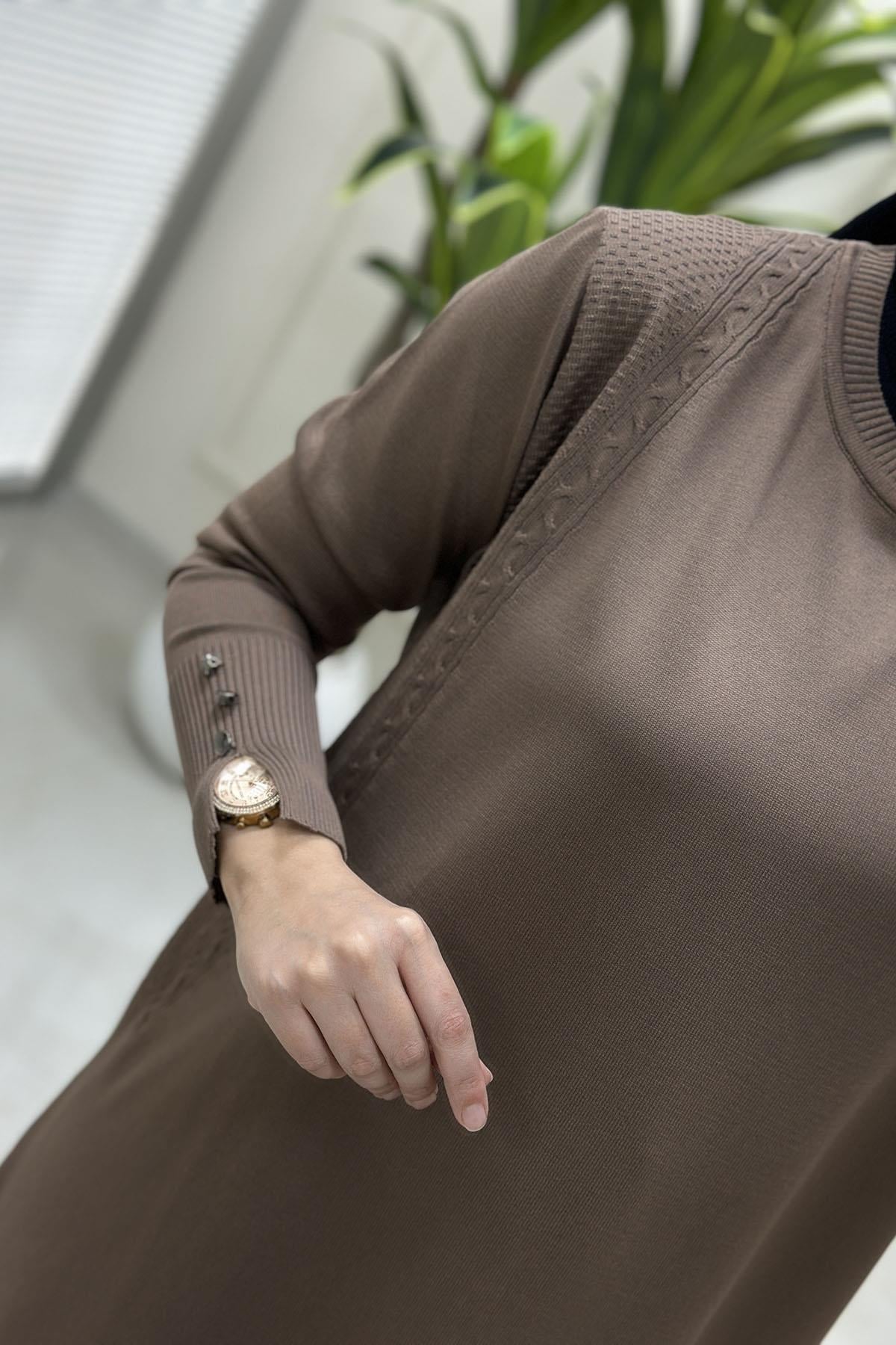 Tesettür Tunik ModelleriKendinden Desenli Kol Düğme Detaylı Kadın Triko Tunik Koyu Vizon KADO 2725005
