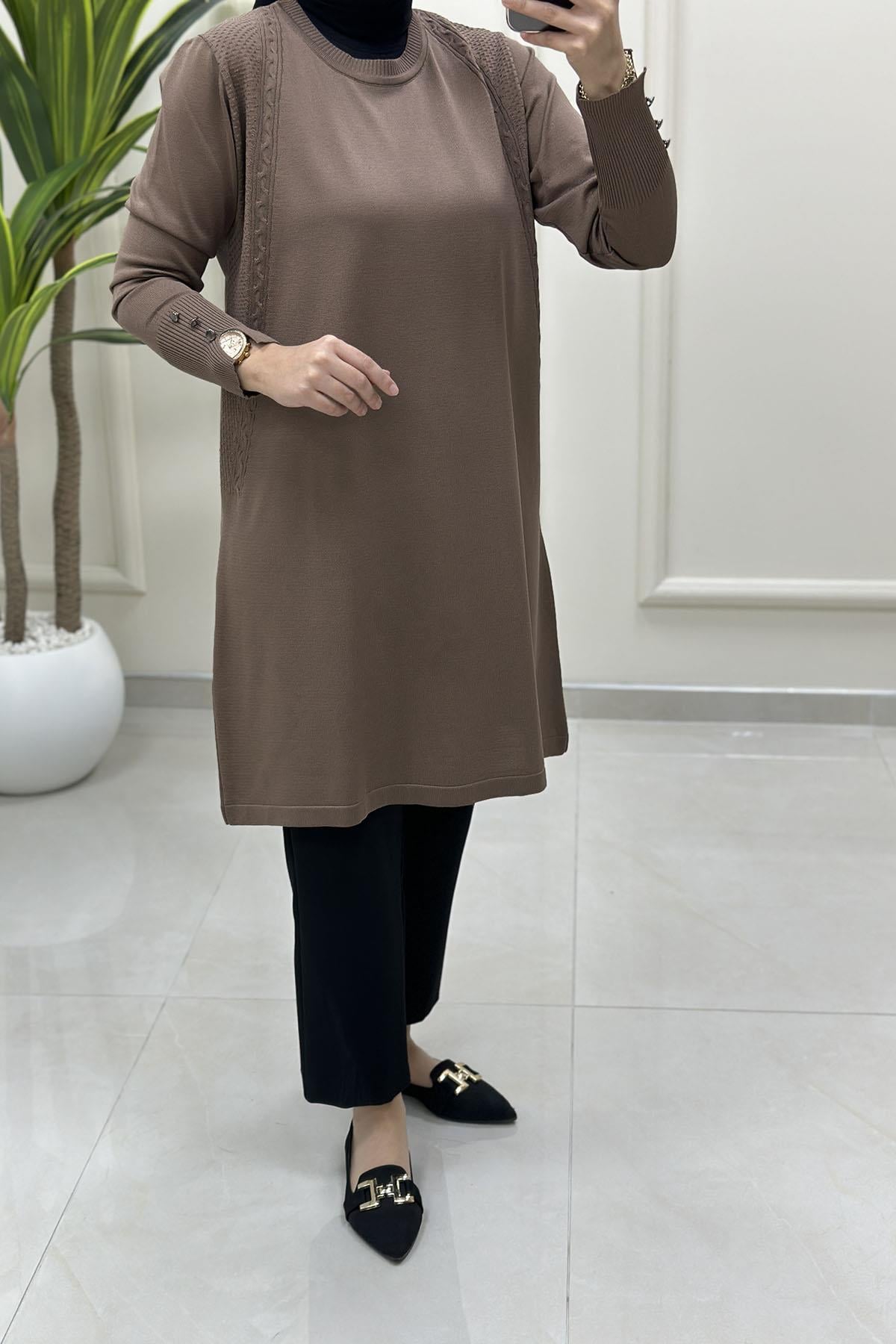 Tesettür Tunik ModelleriKendinden Desenli Kol Düğme Detaylı Kadın Triko Tunik Koyu Vizon KADO 2725005