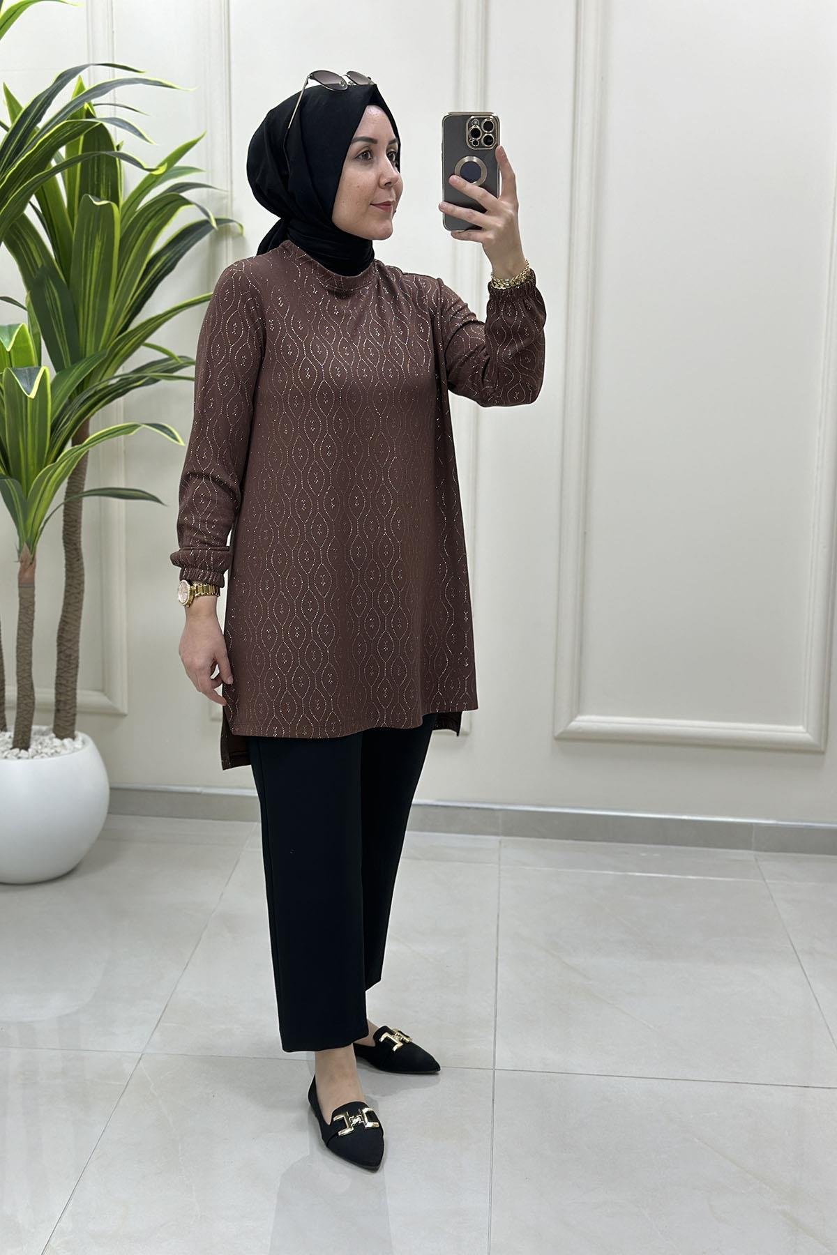Tesettür Tunik ModelleriKendinden Desenli Kolu Büzgülü Kadın Tunik Kahverengi KADO 257121