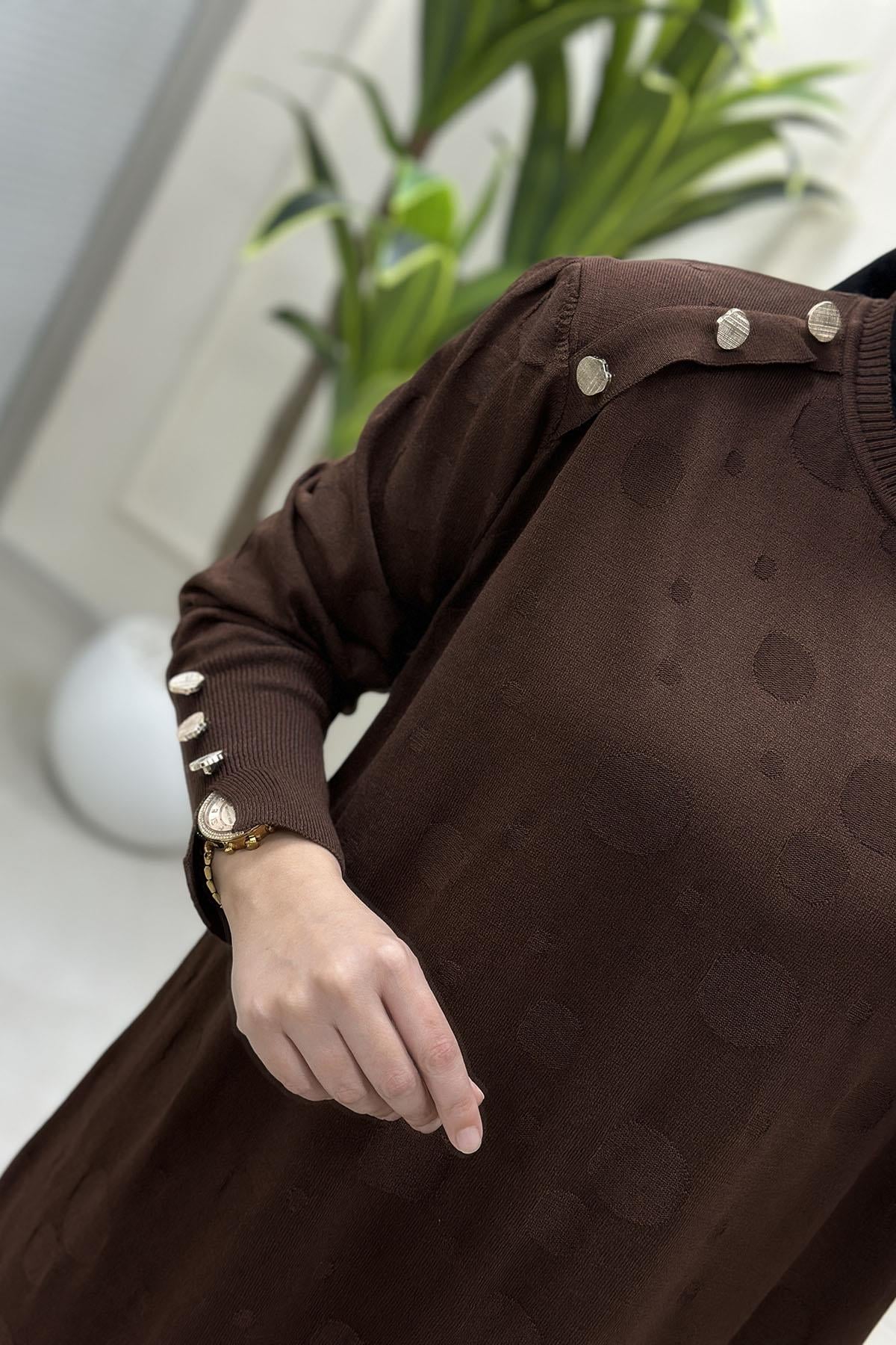 Tesettür Tunik ModelleriKendinden Desenli Omzu ve Kolu Düğme Detaylı Kadın Triko Tunik Kahverengi KADO 2725304