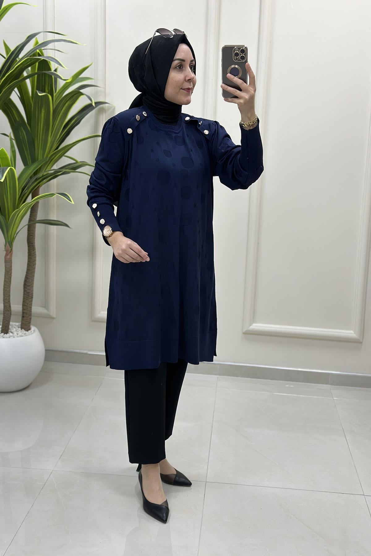 Tesettür Tunik ModelleriKendinden Desenli Omzu ve Kolu Düğme Detaylı Kadın Triko Tunik Lacivert KADO 2725304
