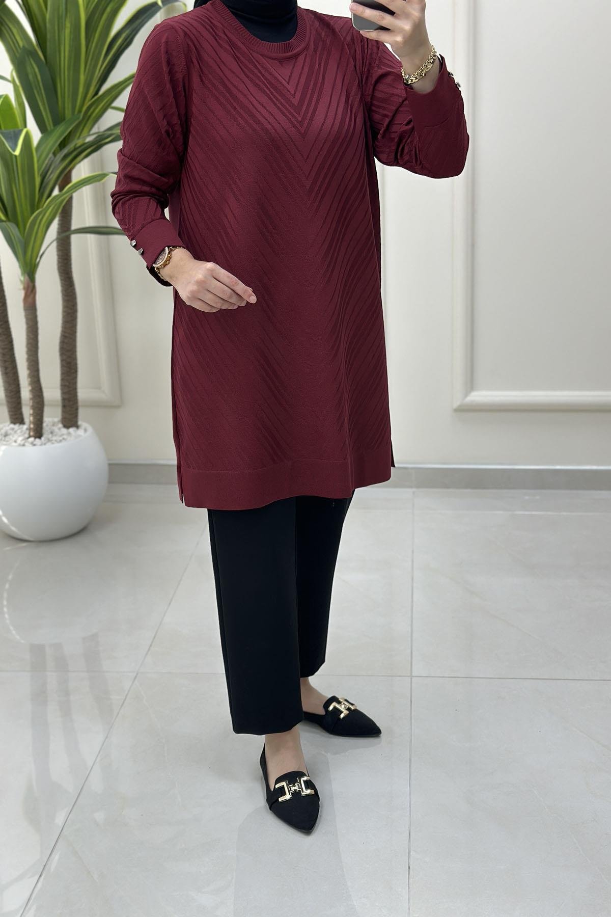 Tesettür Tunik ModelleriKendinden Desenli Kol Düğme Detaylı Kadın Triko Tunik Bordo KADO 2725027