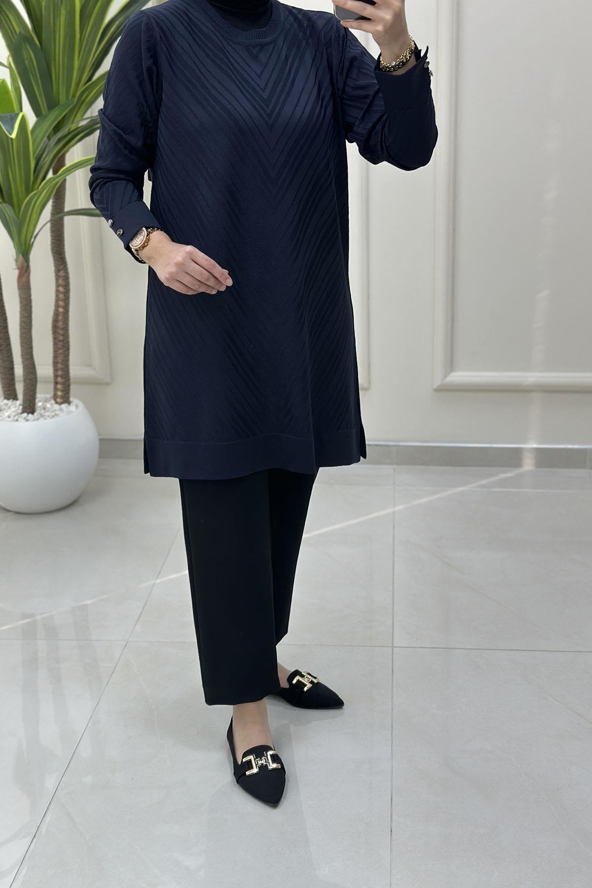 Tesettür Tunik ModelleriKendinden Desenli Kol Düğme Detaylı Kadın Triko Tunik Lacivert KADO 2725027