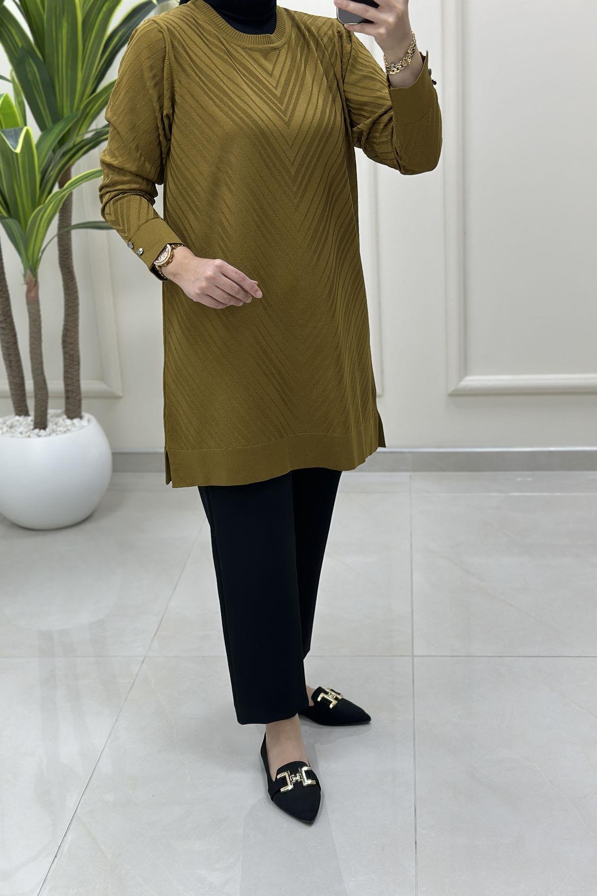 Tesettür Tunik ModelleriKendinden Desenli Kol Düğme Detaylı Kadın Triko Tunik Yağ Yeşili KADO 2725027