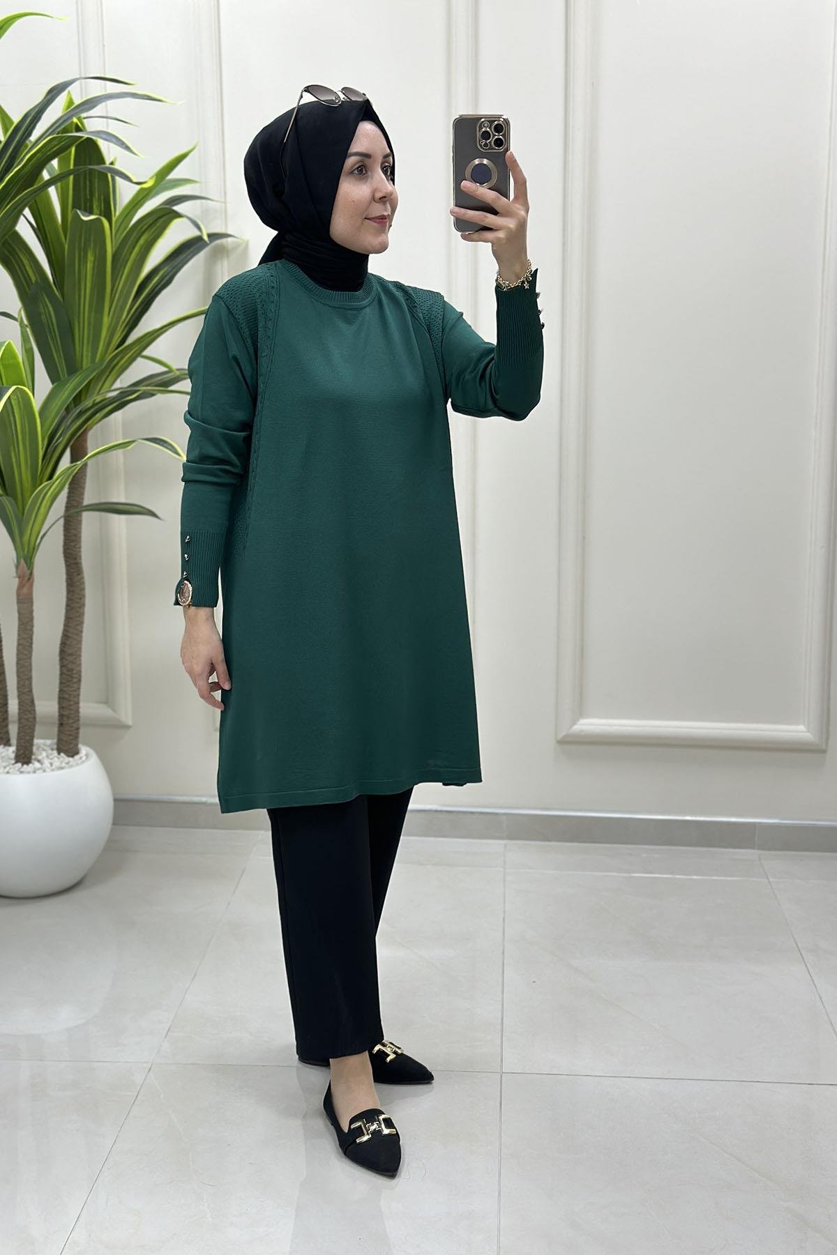 Tesettür Tunik ModelleriKendinden Desenli Kol Düğme Detaylı Kadın Triko Tunik Zümrüt Yeşili KADO 2725005
